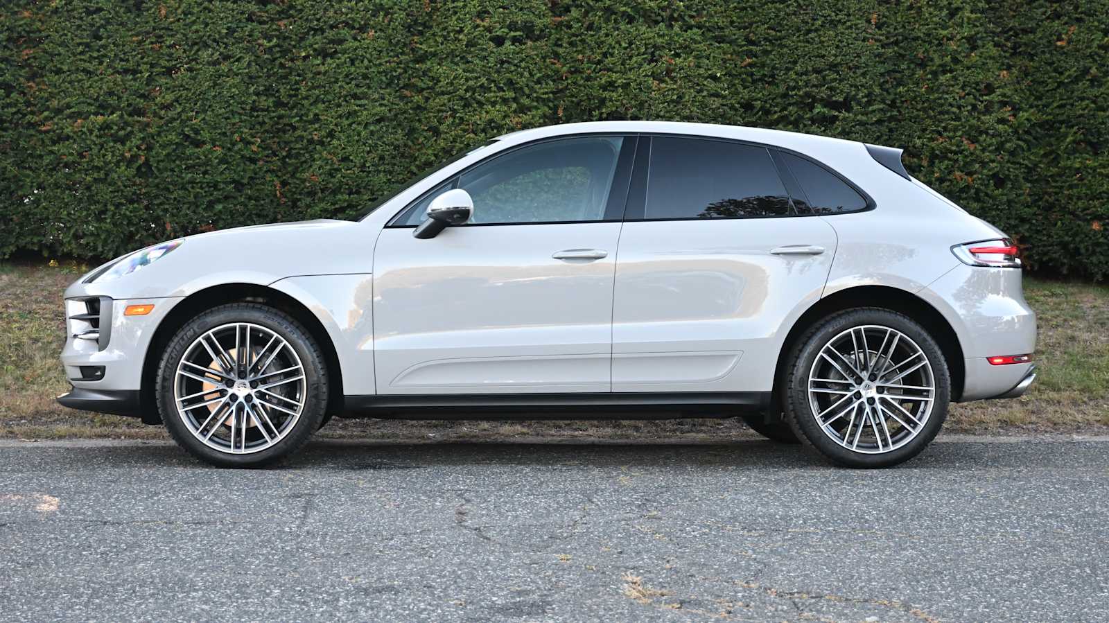 2021 Porsche Macan S photo 2