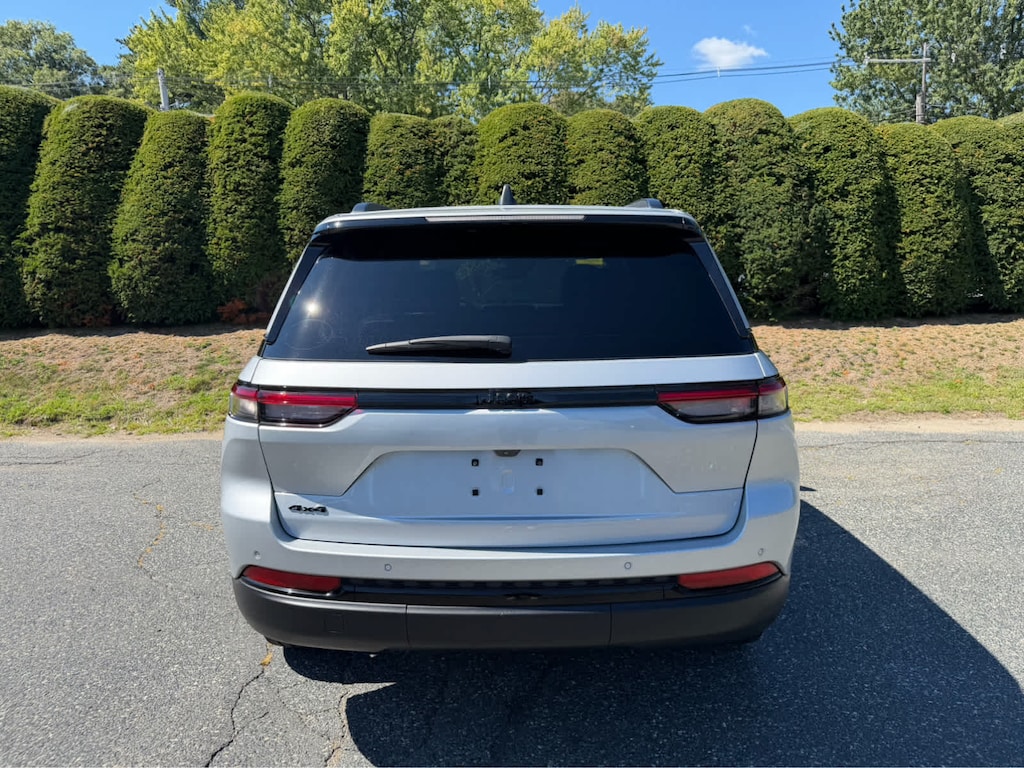 Used 2023 Jeep Grand Cherokee Laredo SUV