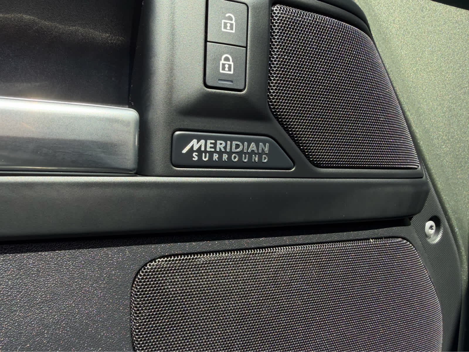 2025 Land Rover Defender X-Dynamic SE - Photo 32