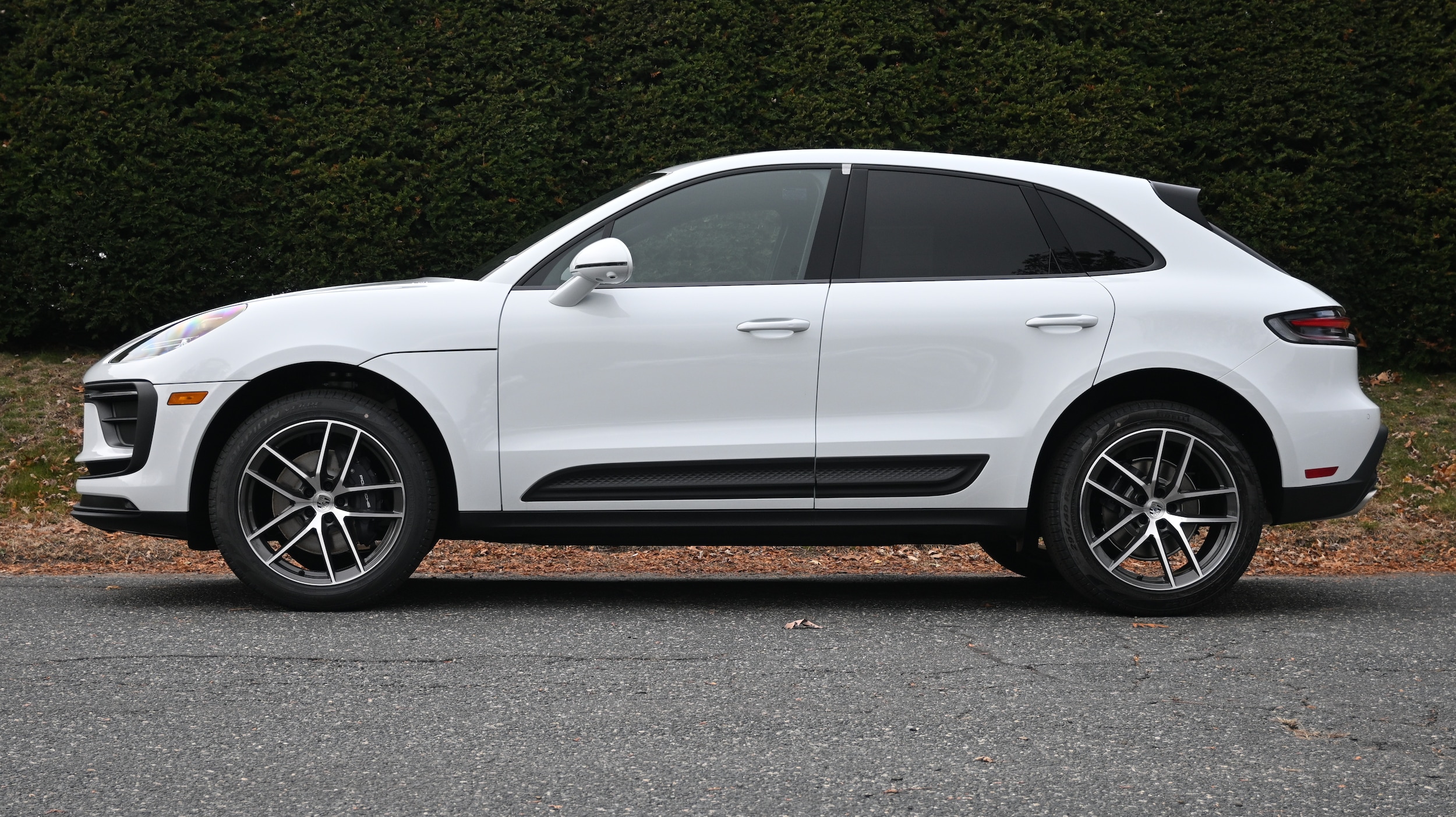 2026 Porsche Macan T photo 2