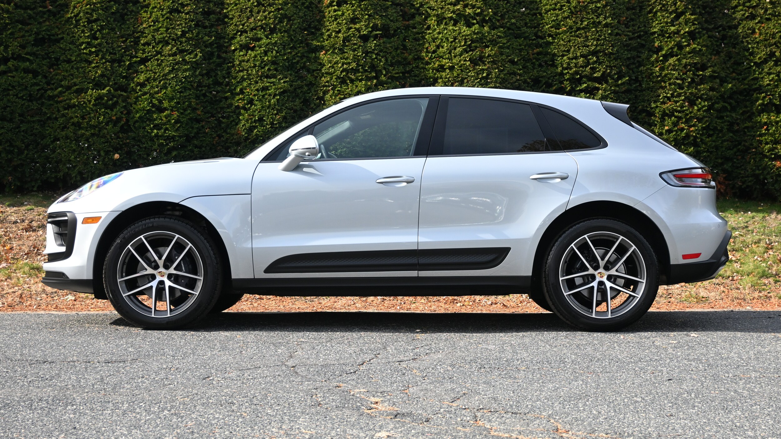 2024 Porsche Macan T photo 2