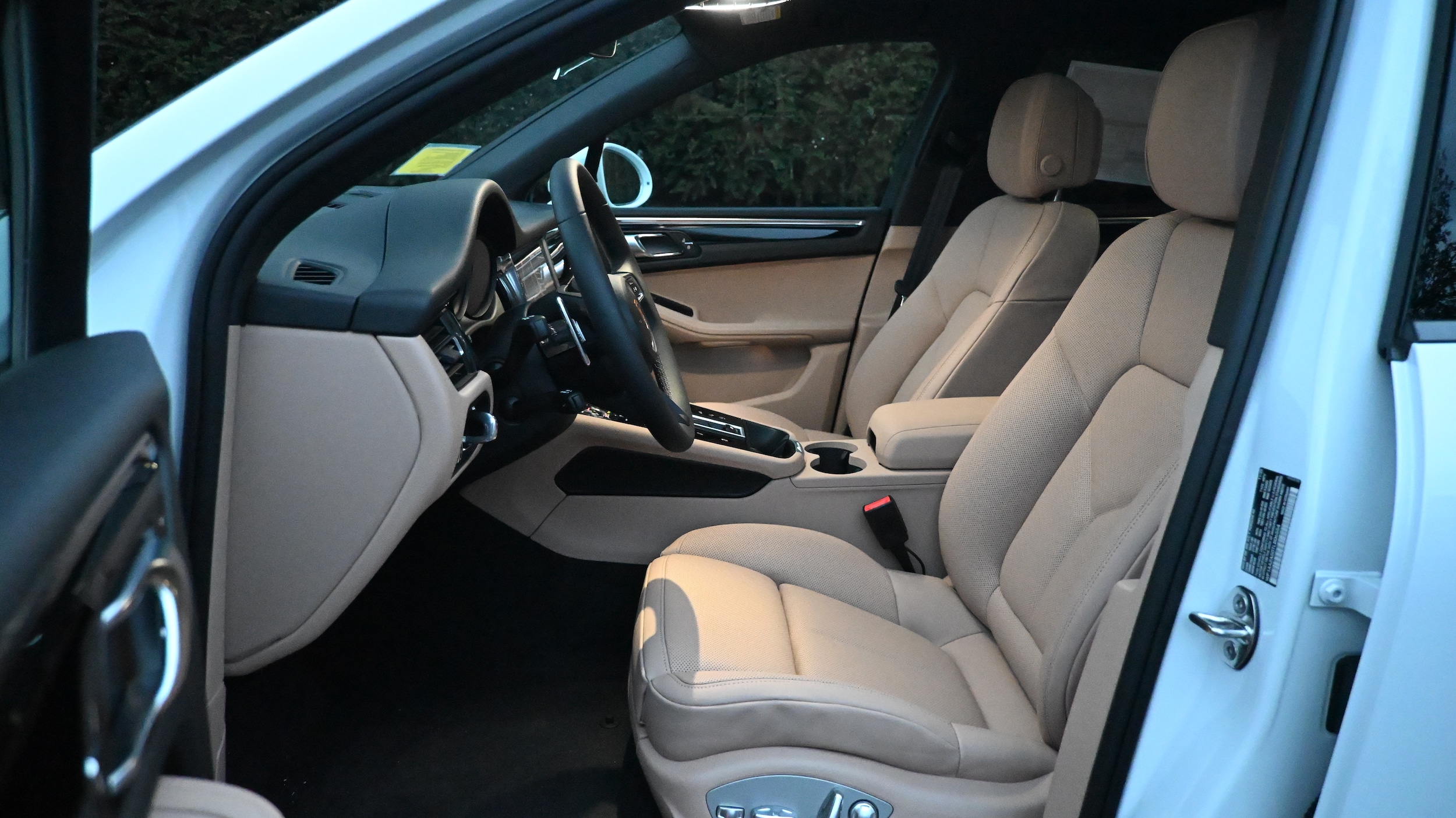 2026 Porsche Macan T - Photo 16