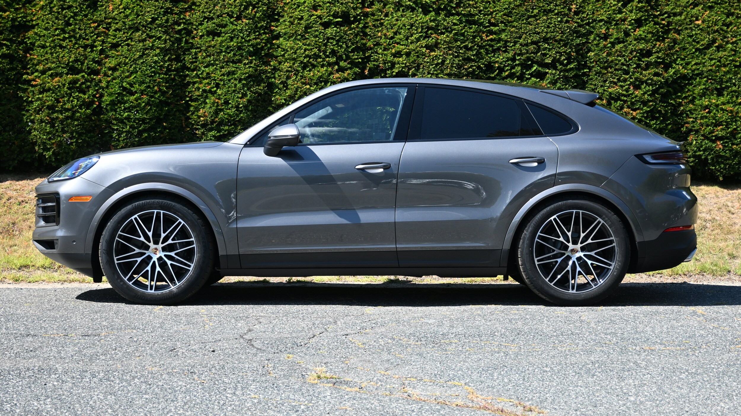 2025 Porsche Cayenne photo 2