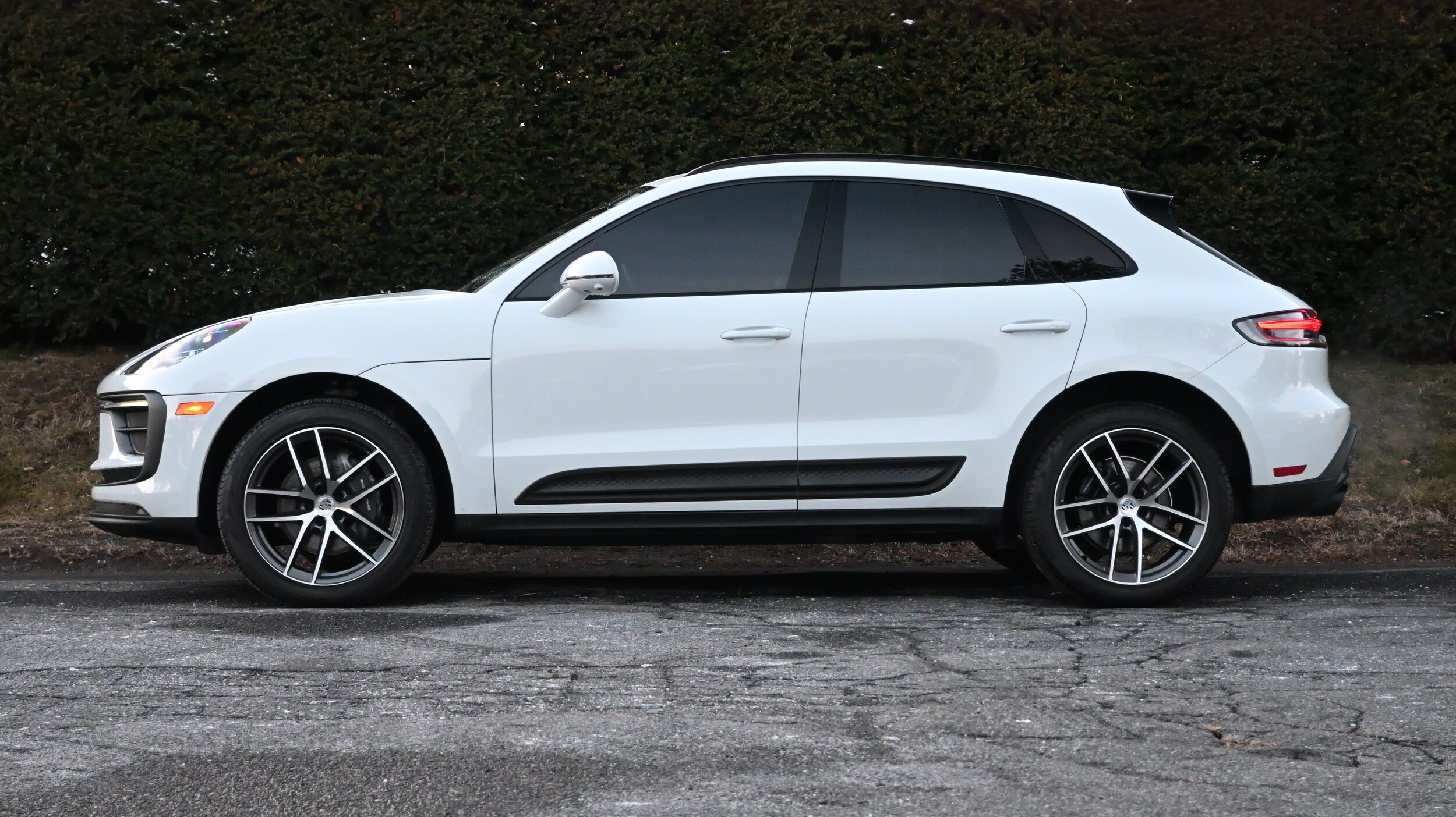 2024 Porsche Macan T photo 2