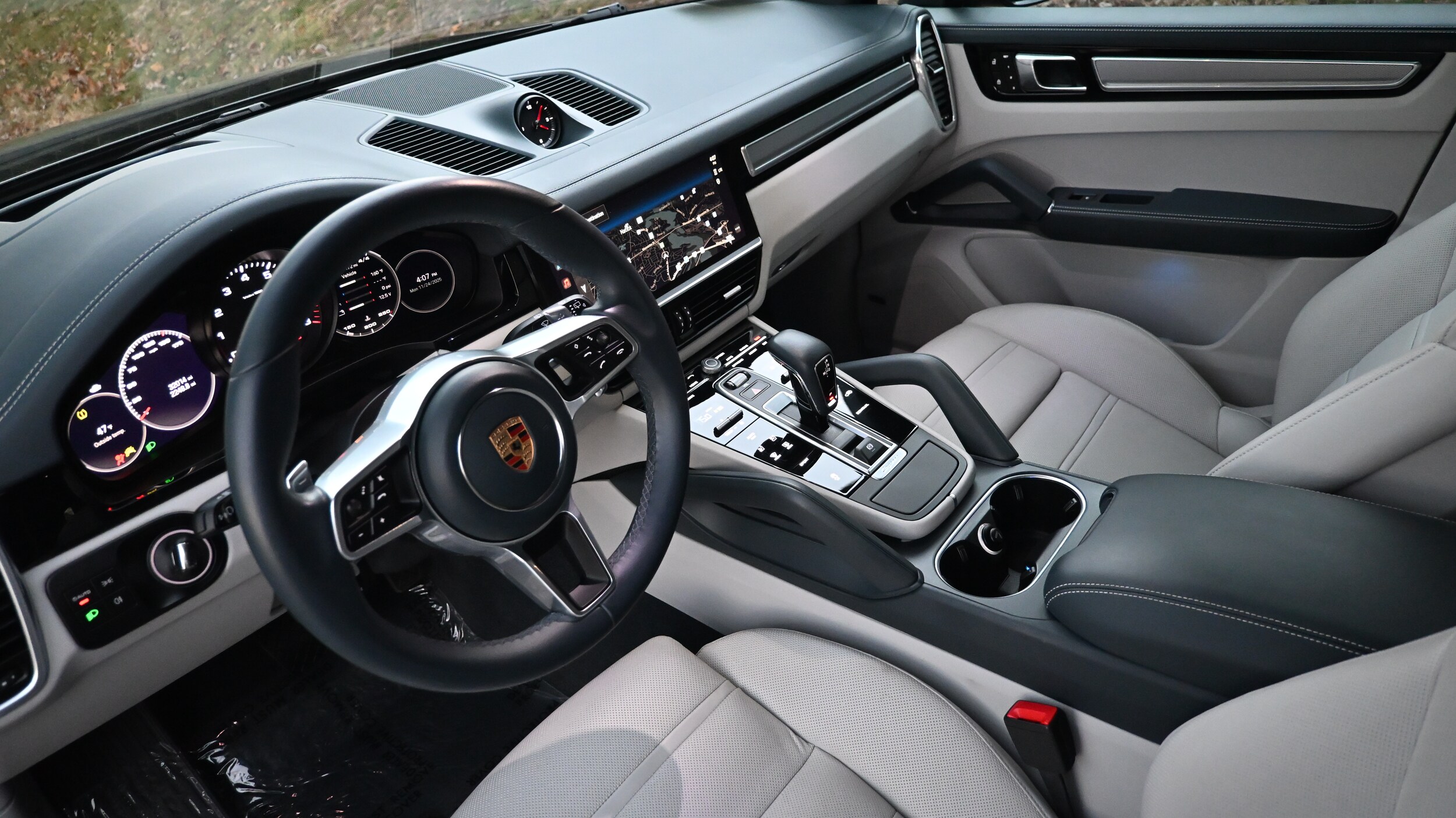 2023 Porsche Cayenne Platinum Edition photo 2