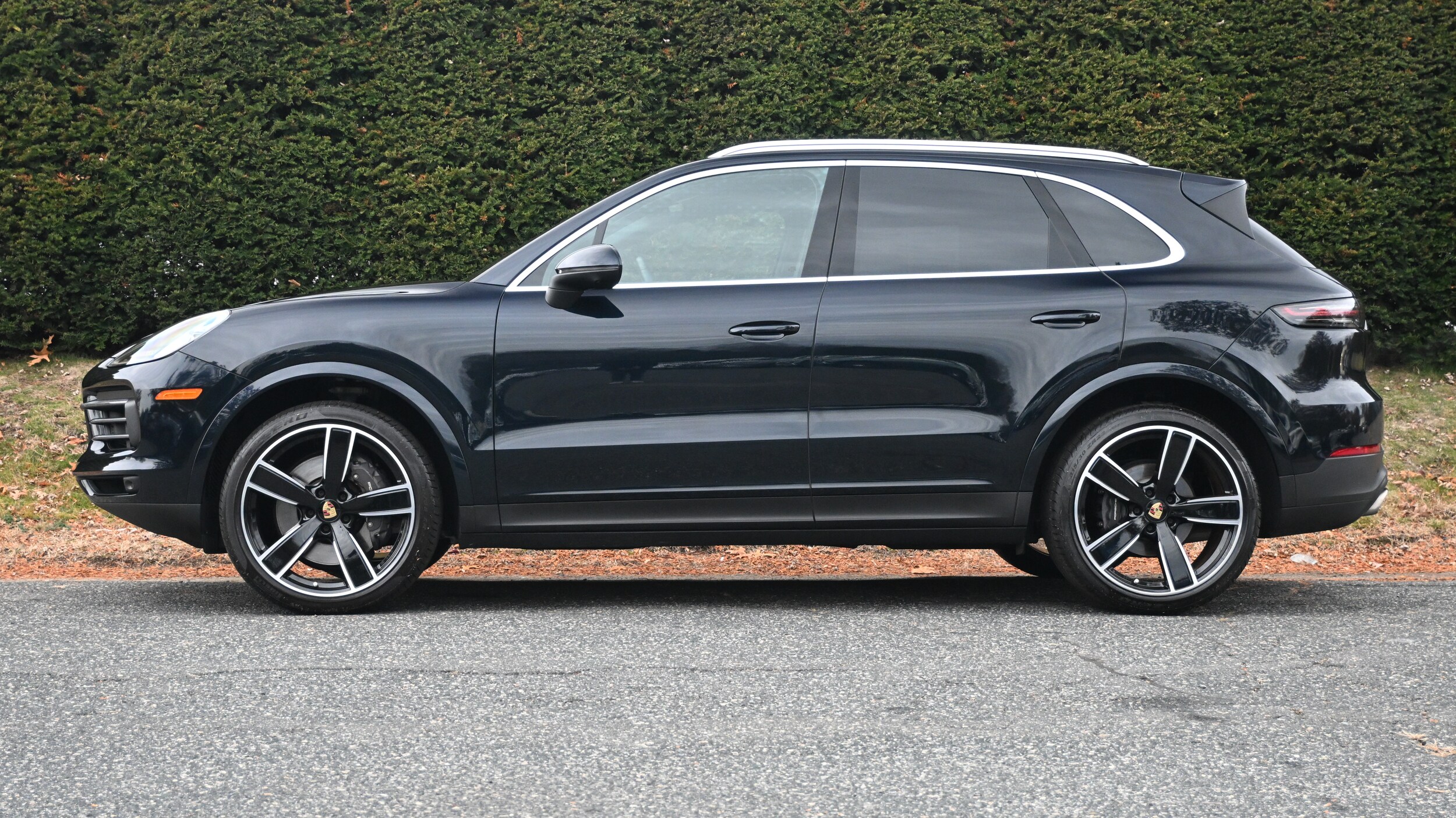2023 Porsche Cayenne Platinum Edition photo 2