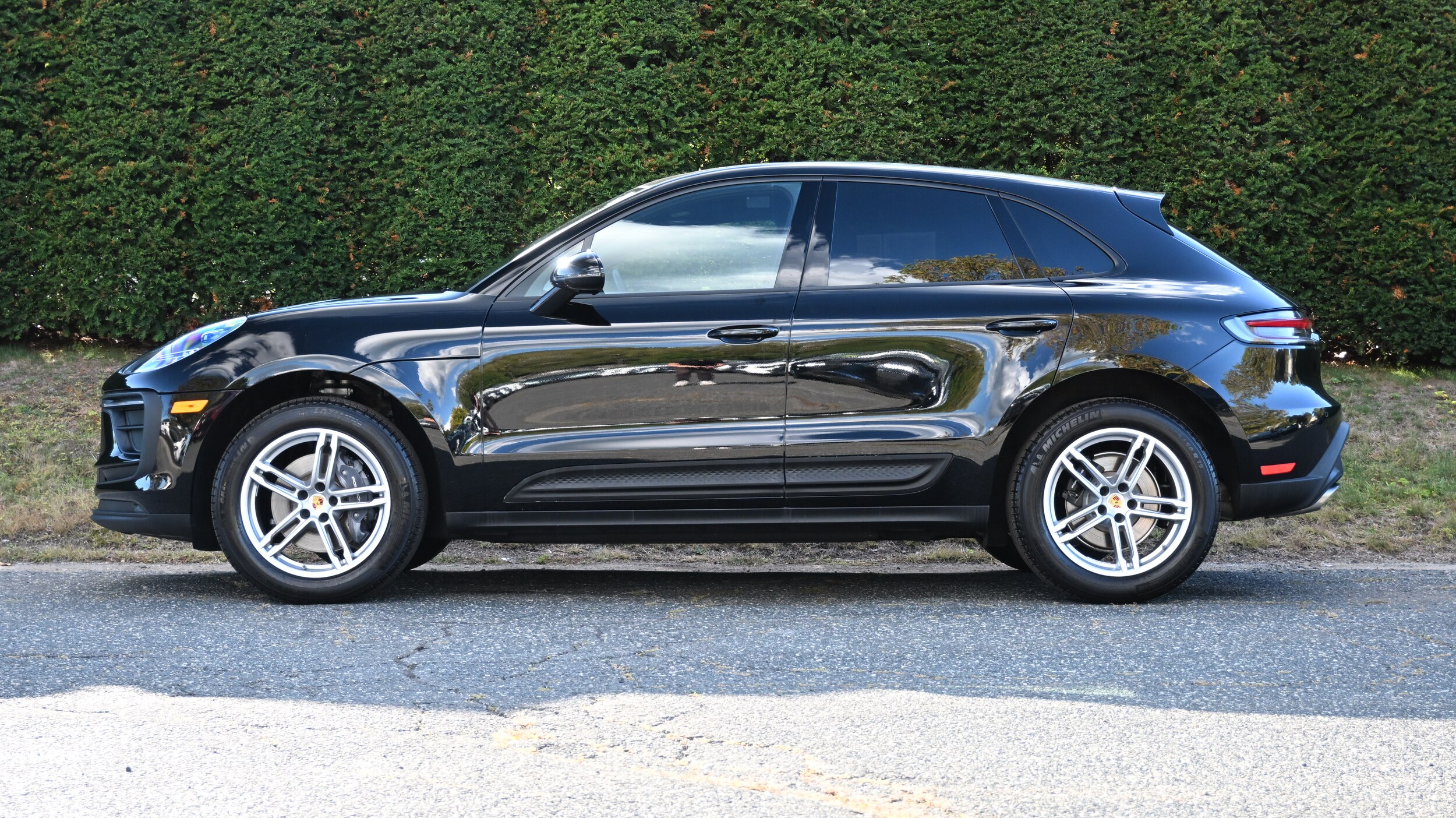 2025 Porsche Macan T photo 2