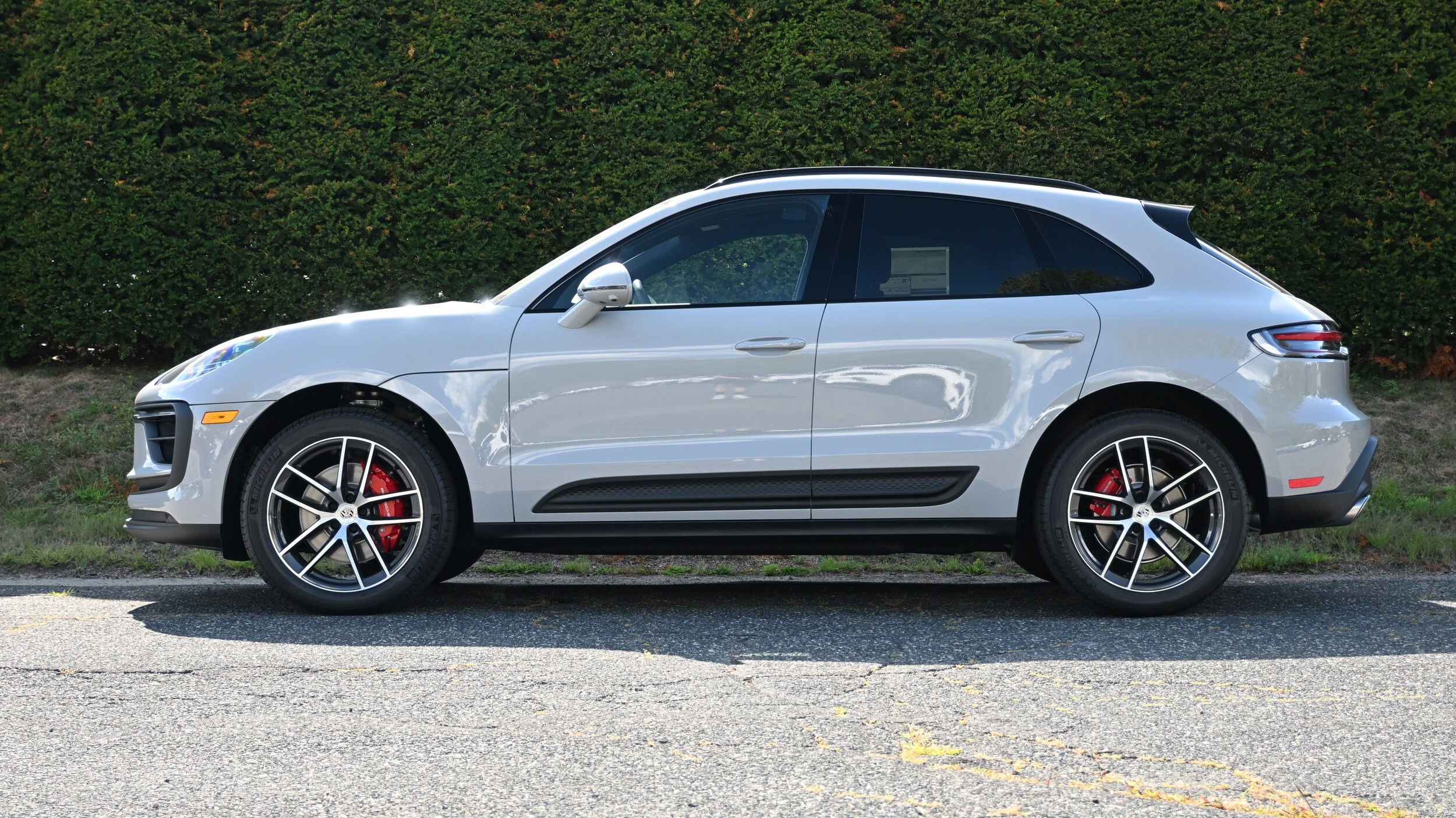 2025 Porsche Macan S photo 2
