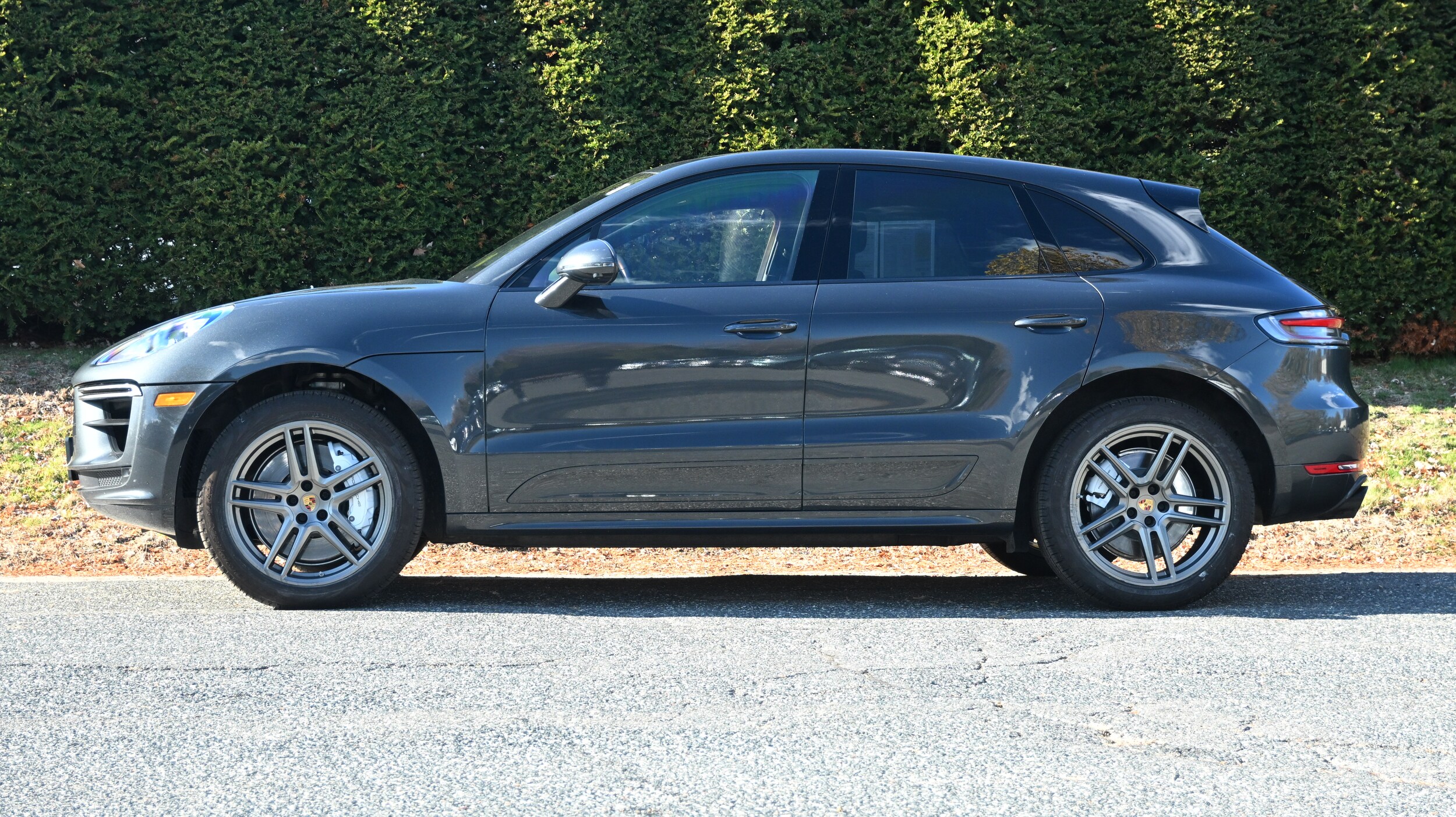 2021 Porsche Macan Turbo photo 2