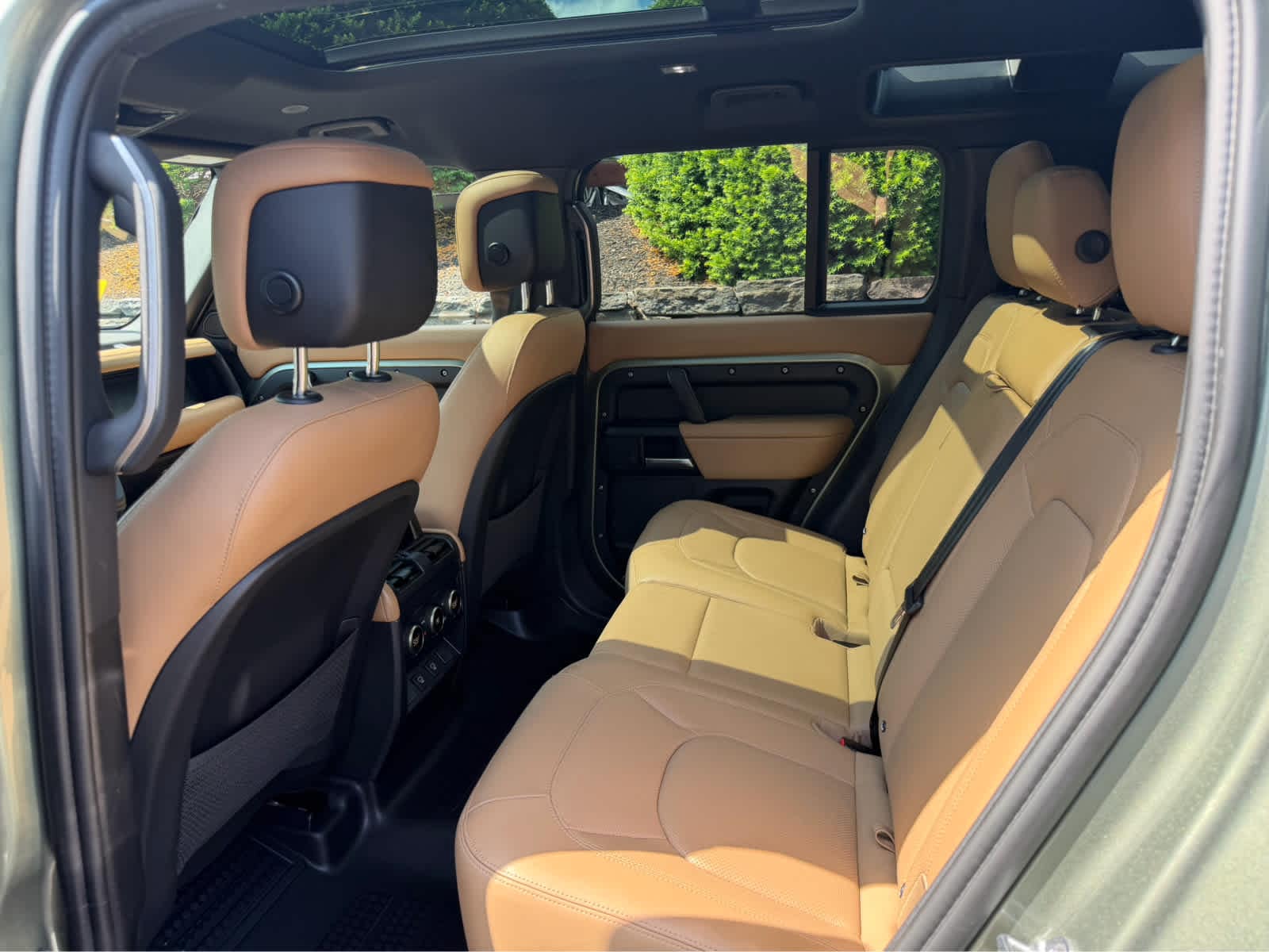 2025 Land Rover Defender X-Dynamic SE - Photo 17
