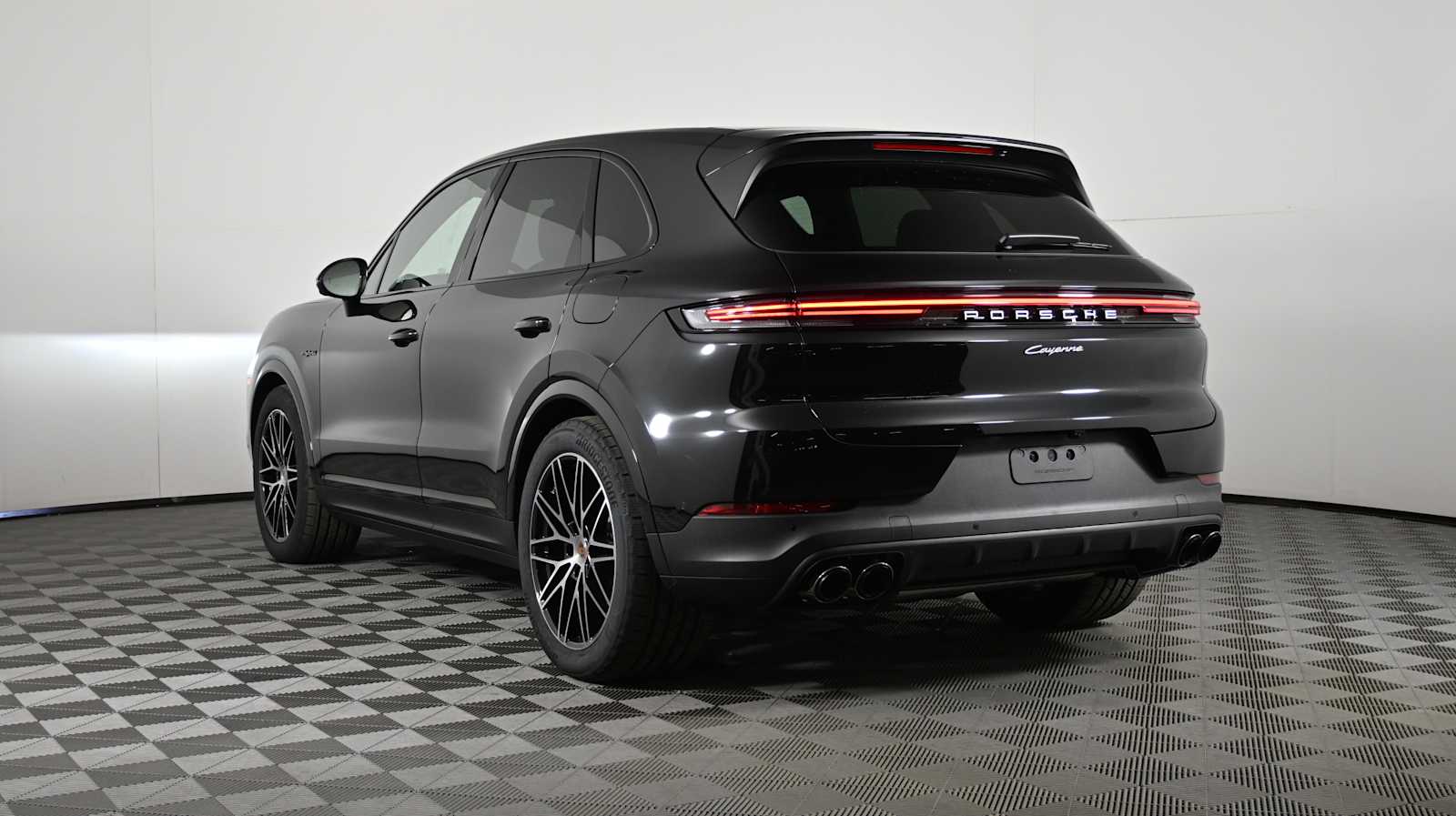 2025 Porsche Cayenne E-Hybrid photo 3