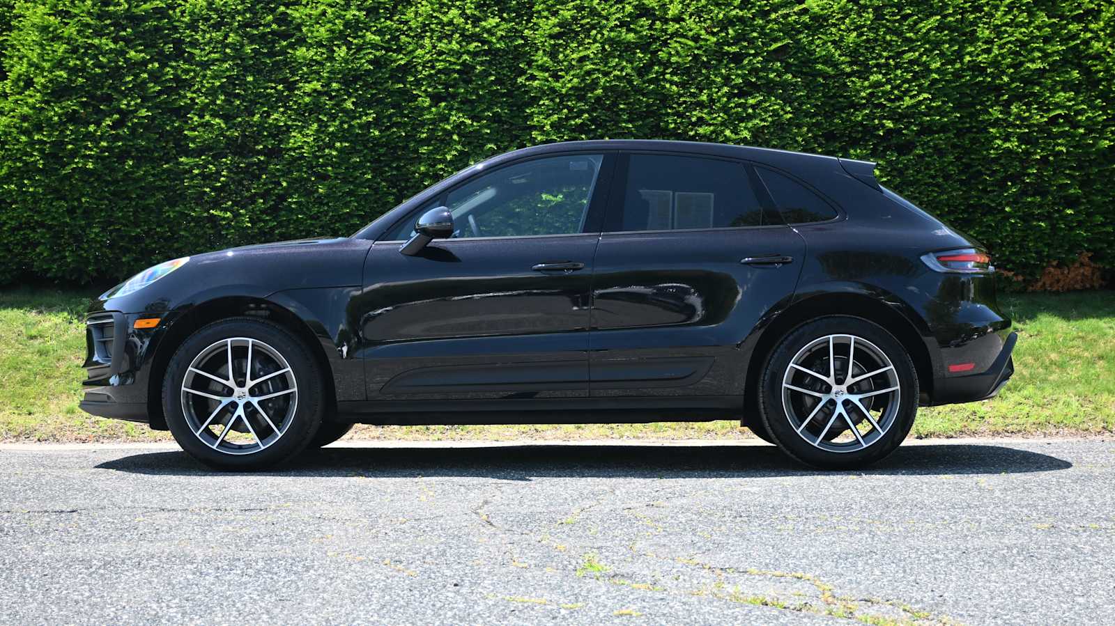 2025 Porsche Macan T photo 2