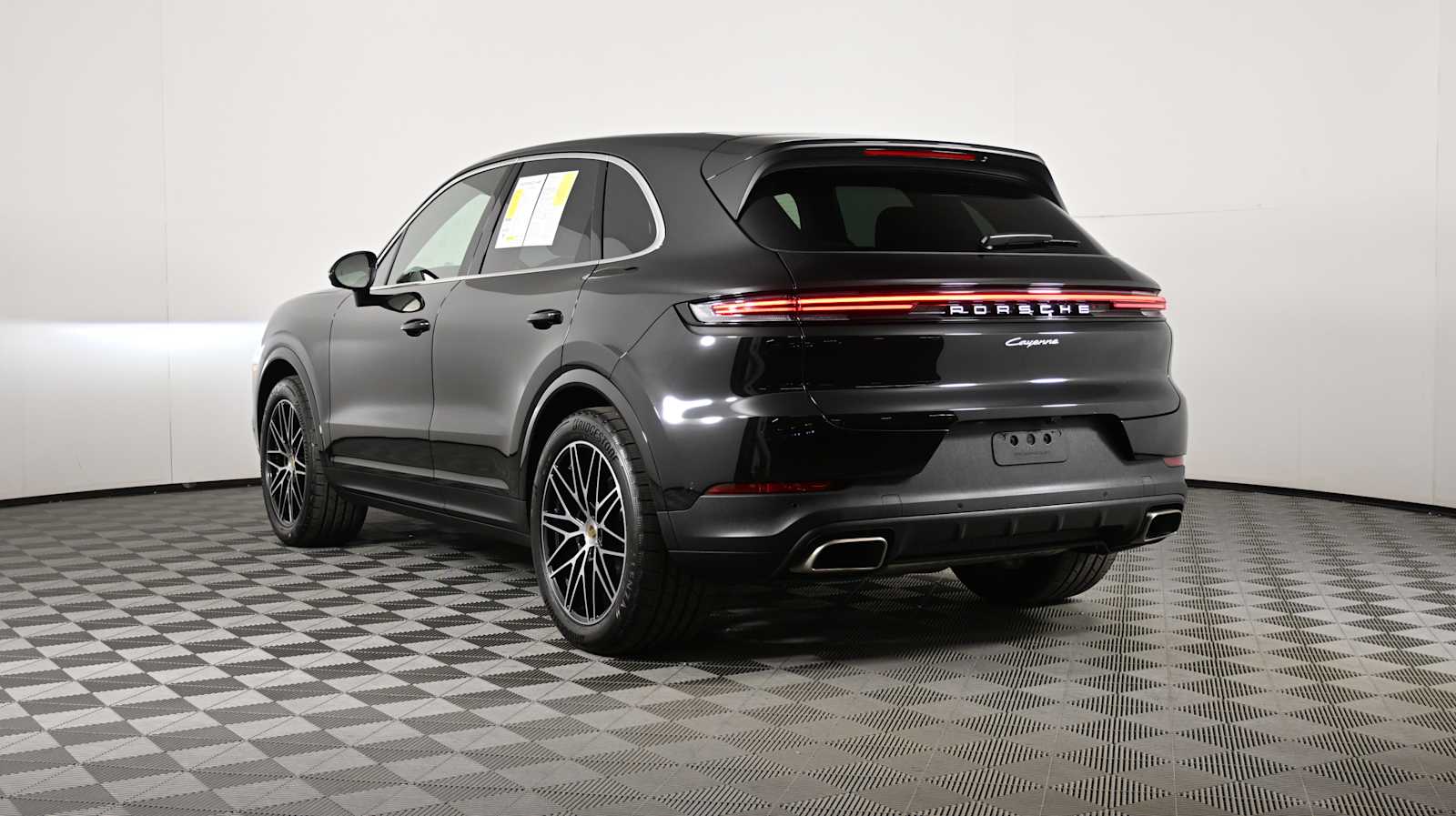 2024 Porsche Cayenne photo 3