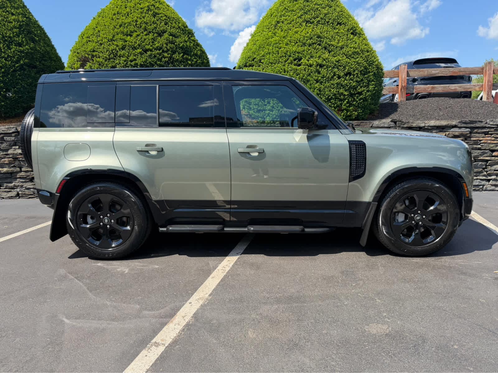 2025 Land Rover Defender X-Dynamic SE - Photo 8