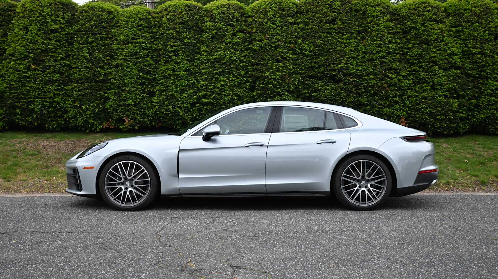 2025 Porsche Panamera 4 photo 2
