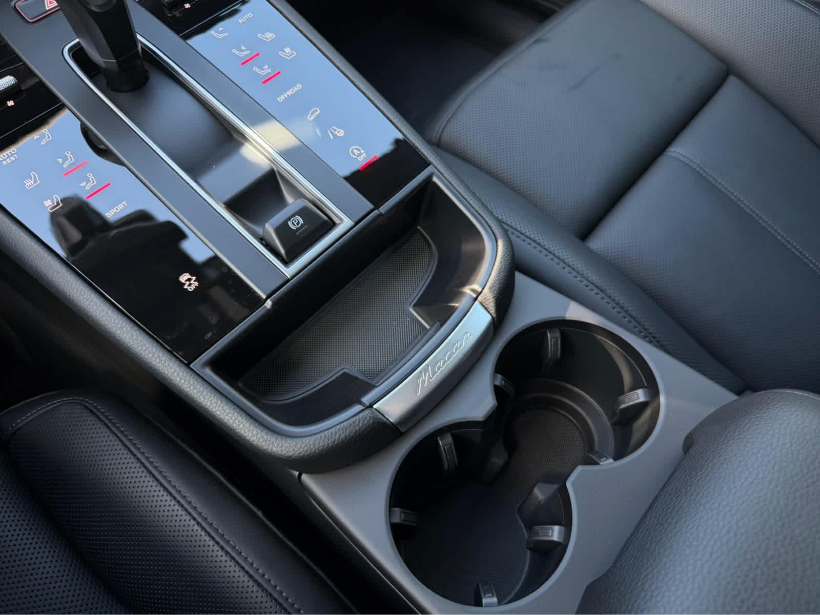 2026 Porsche Macan T - Photo 30
