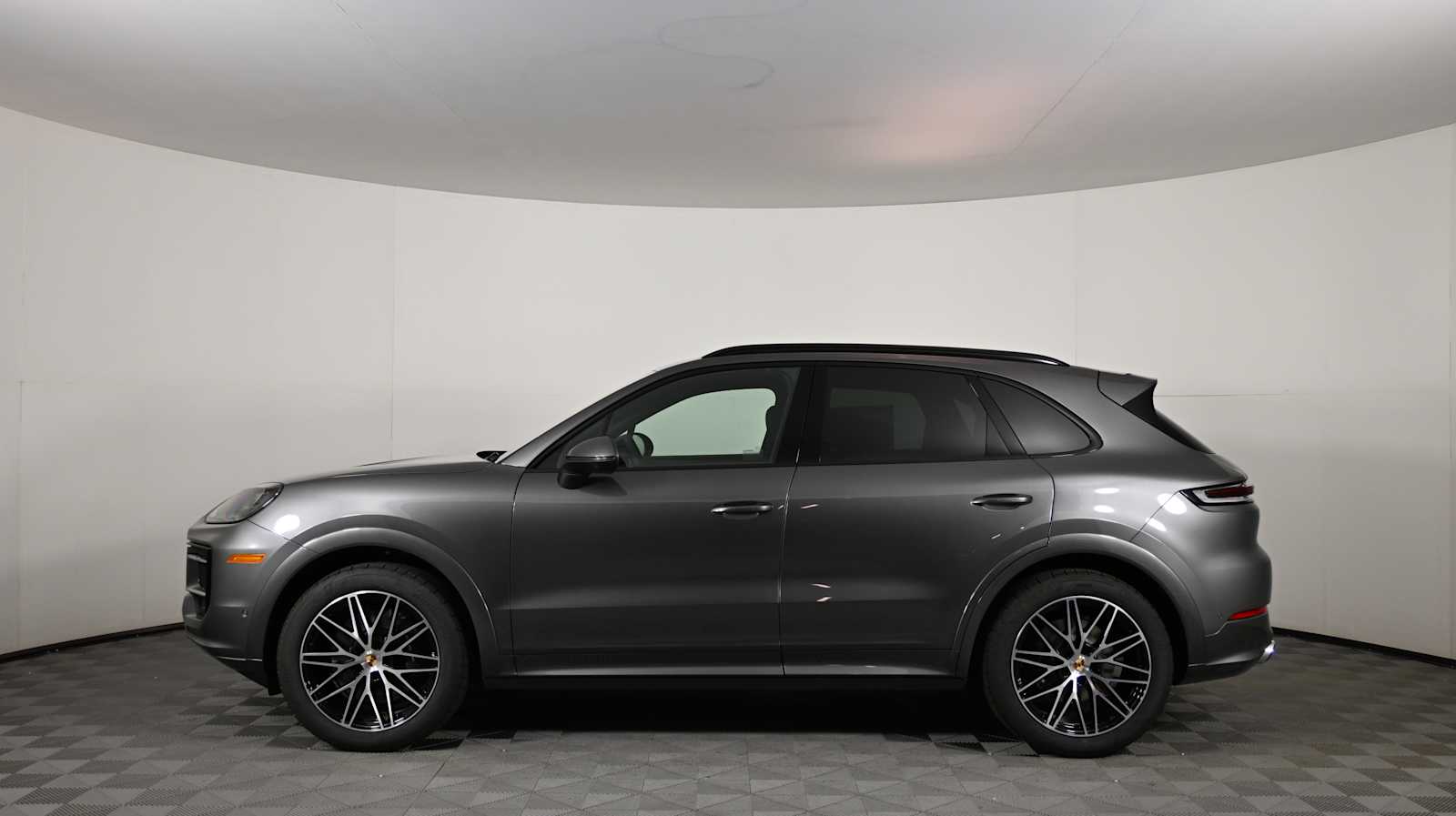 2025 Porsche Cayenne photo 2