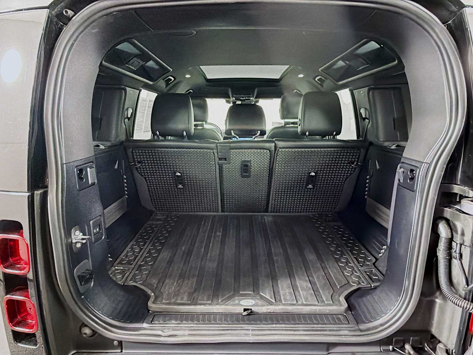 2023 Land Rover Defender X-Dynamic SE - Photo 31