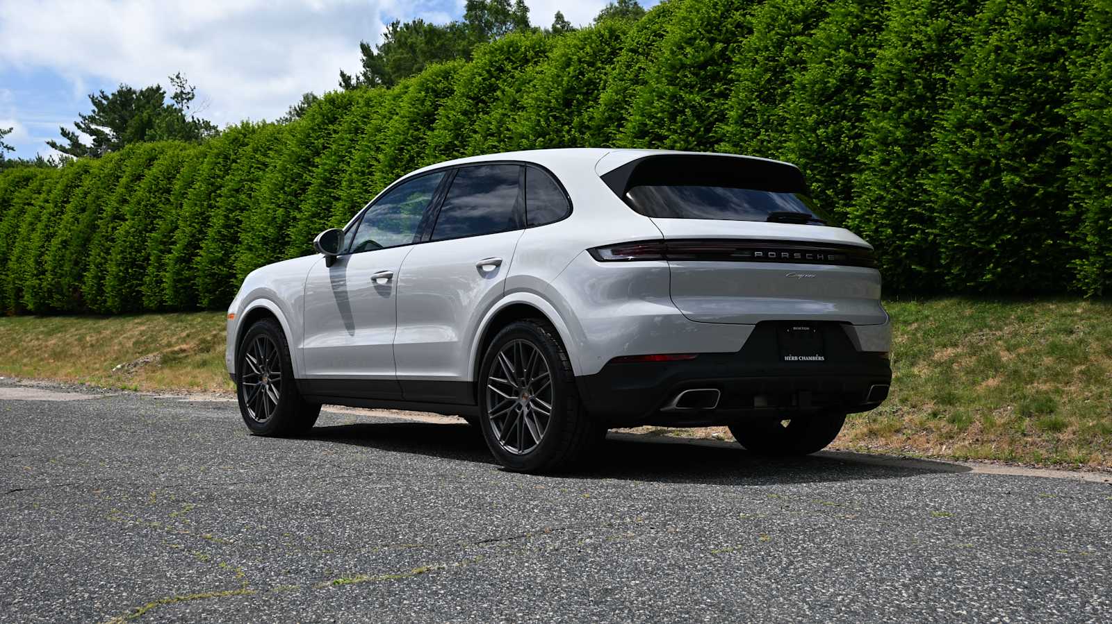 2025 Porsche Cayenne photo 3