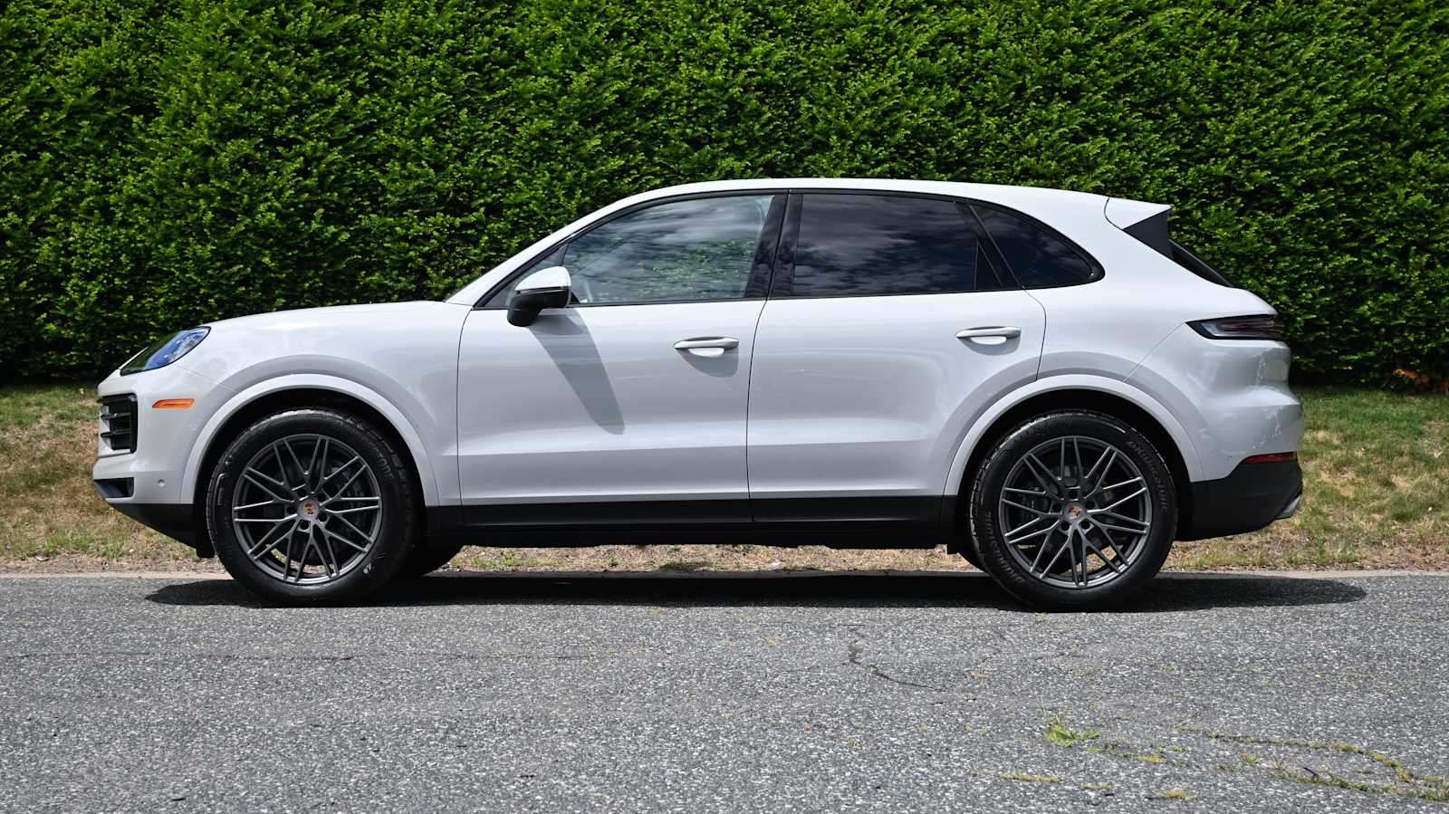 2025 Porsche Cayenne photo 2