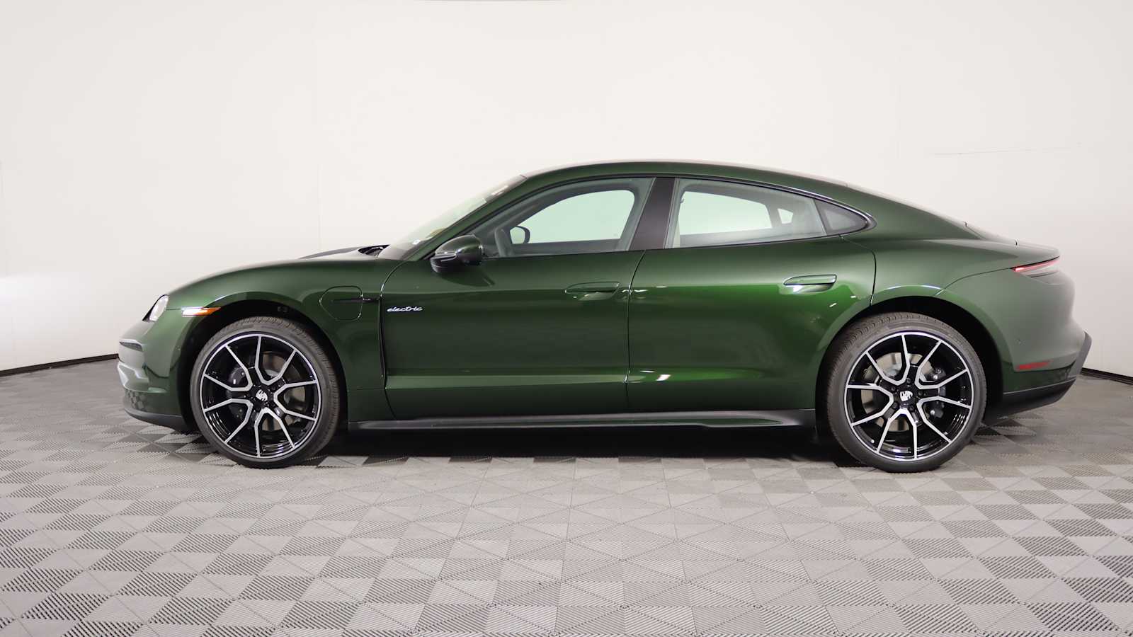 2025 Porsche Taycan photo 2