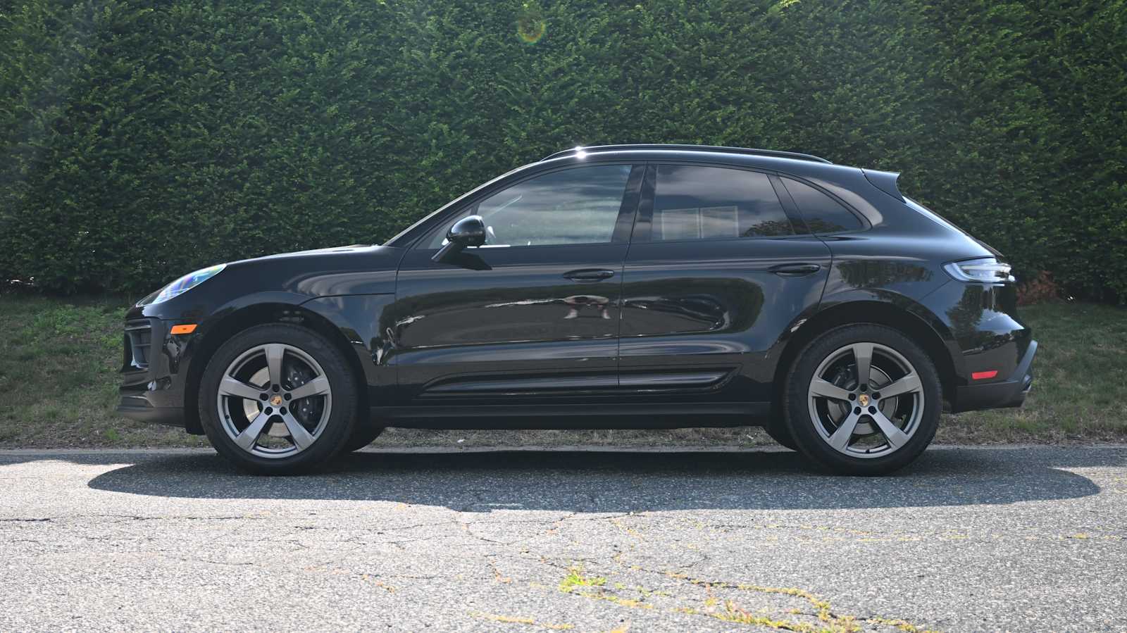 2025 Porsche Macan T photo 2