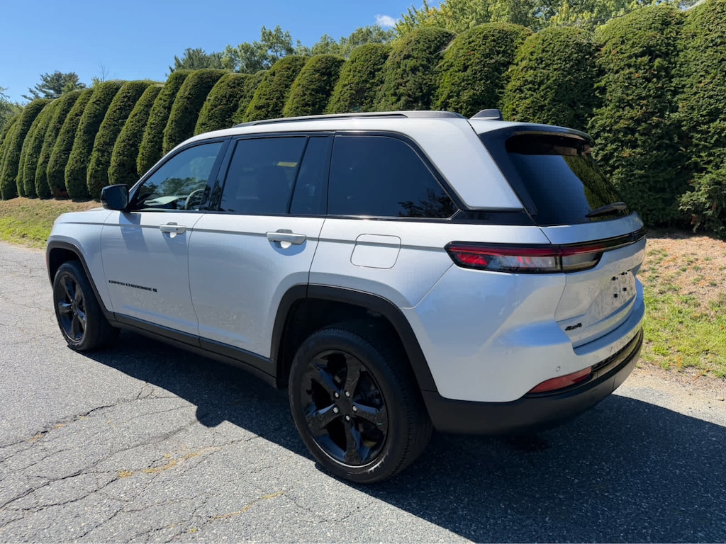 Used 2023 Jeep Grand Cherokee Laredo SUV