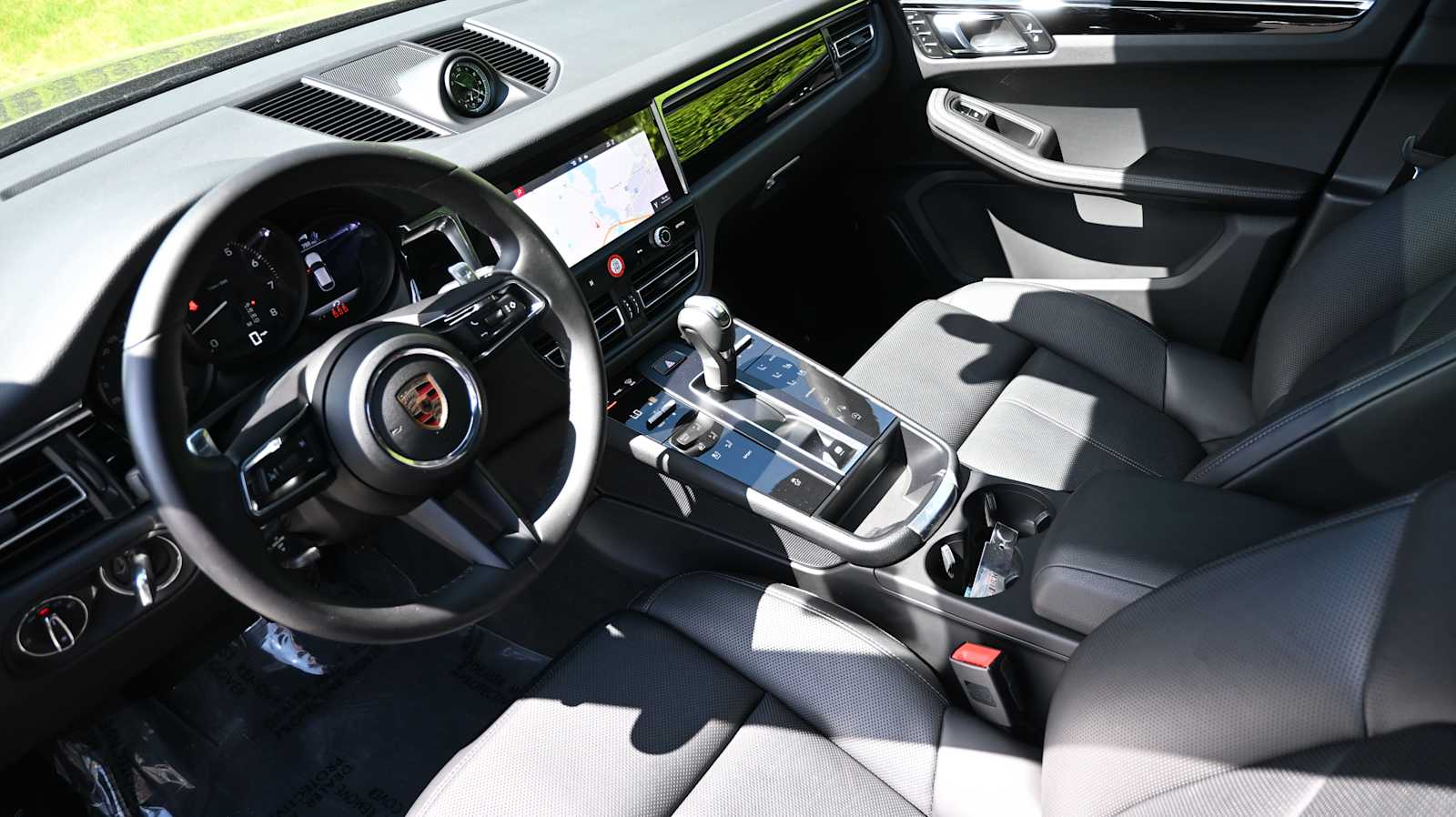 2025 Porsche Macan T photo 4