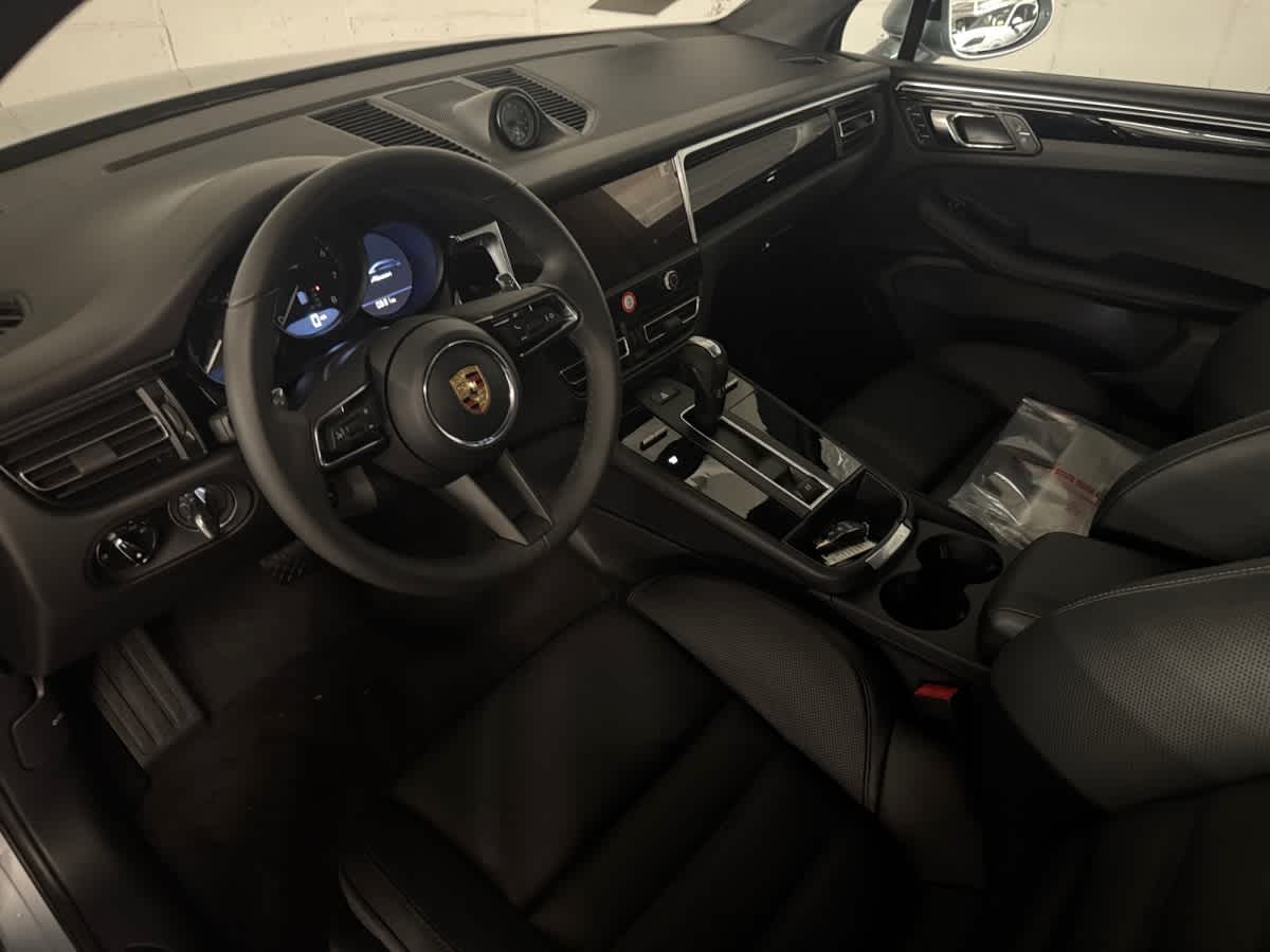 2026 Porsche Macan T photo 4