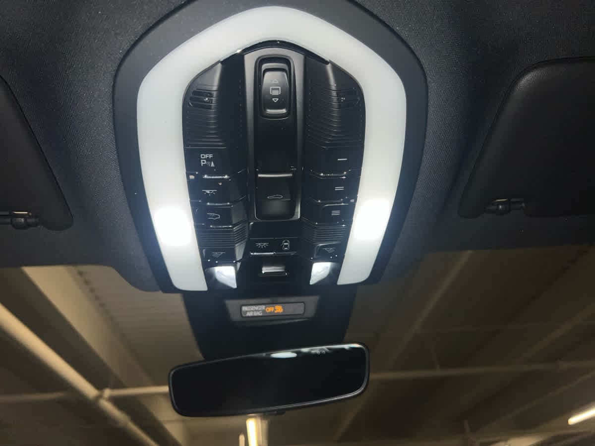 2026 Porsche Macan T - Photo 24