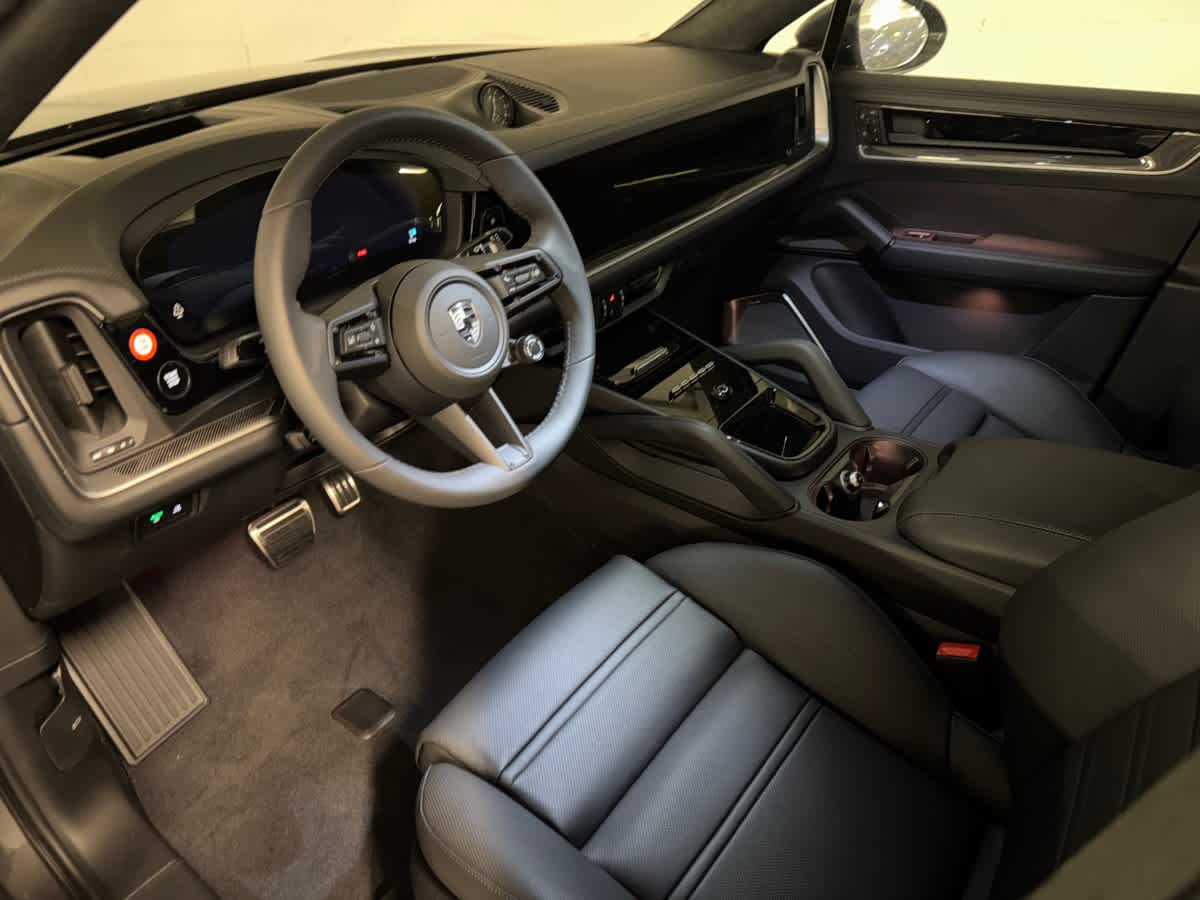 2026 Porsche Cayenne Turbo E-Hybrid photo 2