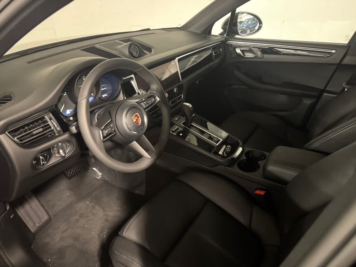 2026 Porsche Macan T photo 4