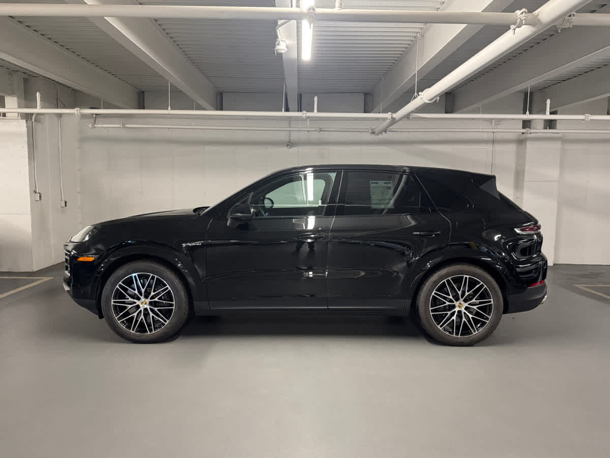 2024 Porsche Cayenne E-Hybrid photo 2