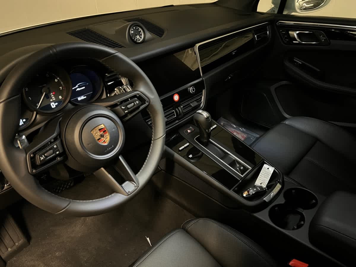 2026 Porsche Macan T photo 4