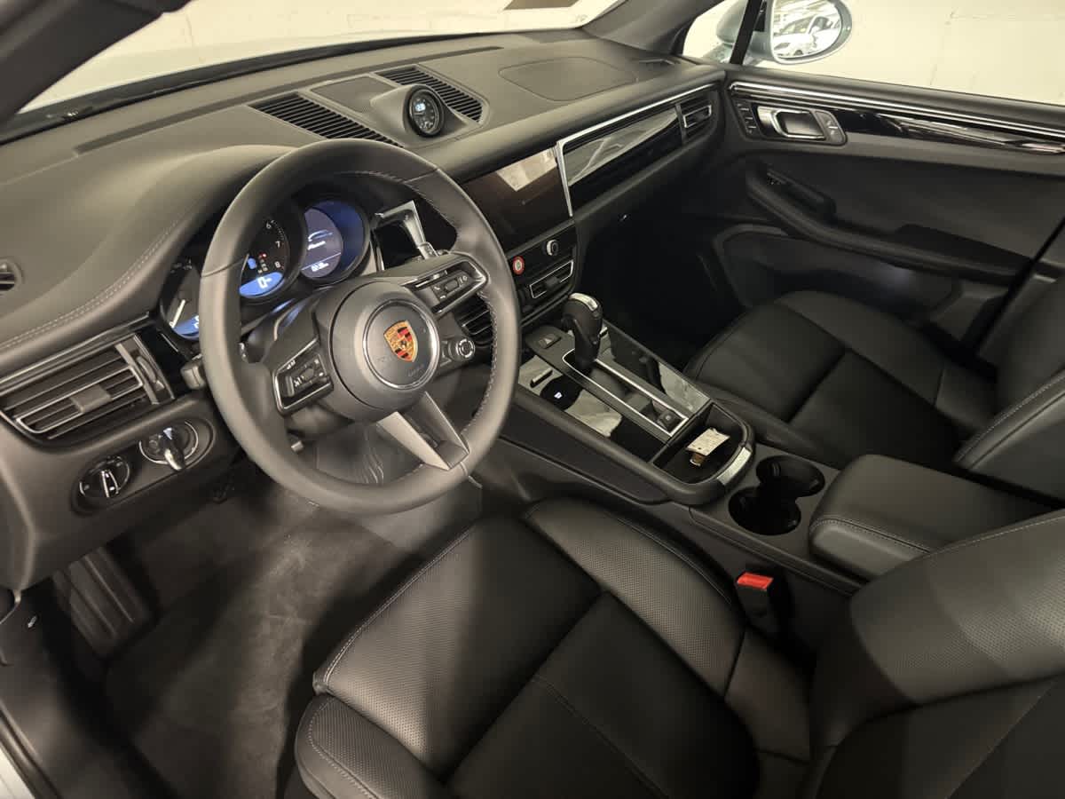 2026 Porsche Macan T photo 4