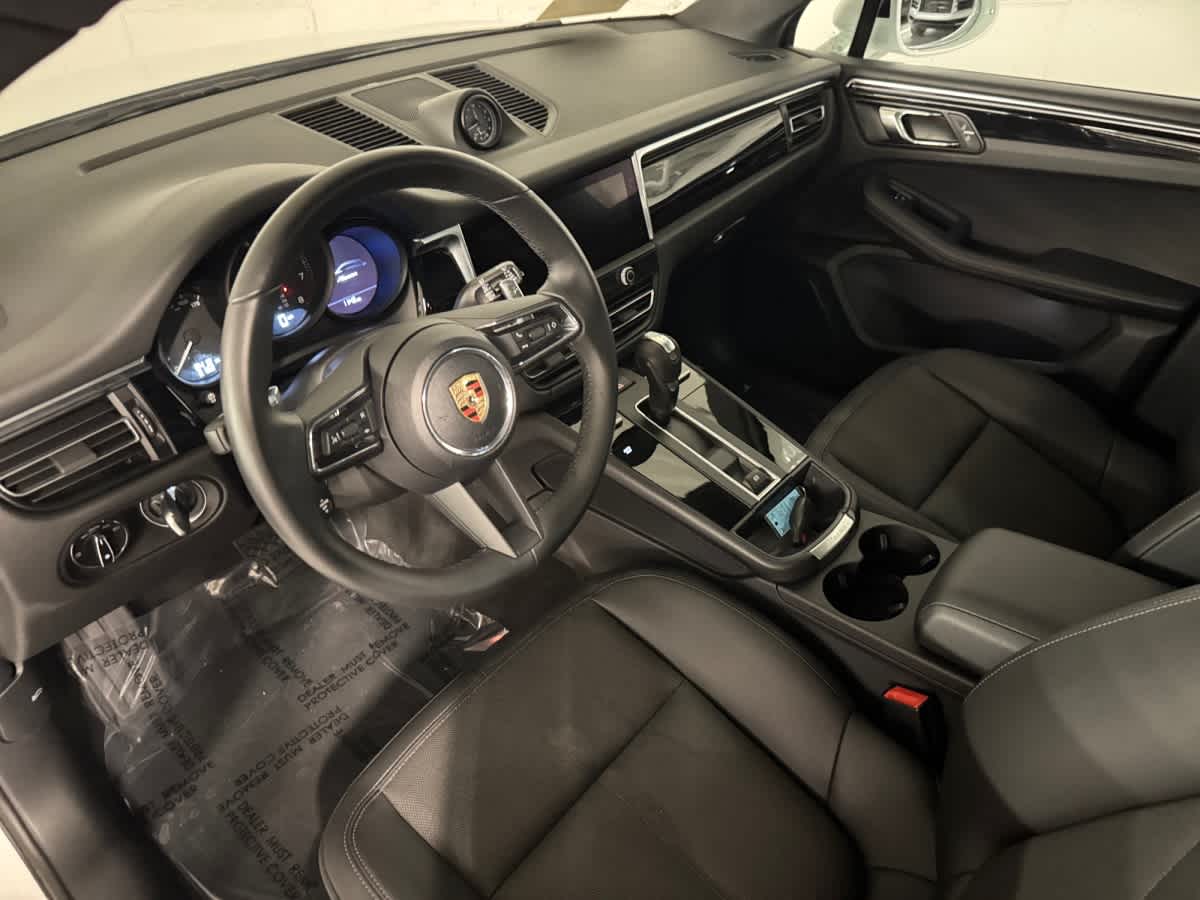 2025 Porsche Macan T photo 4