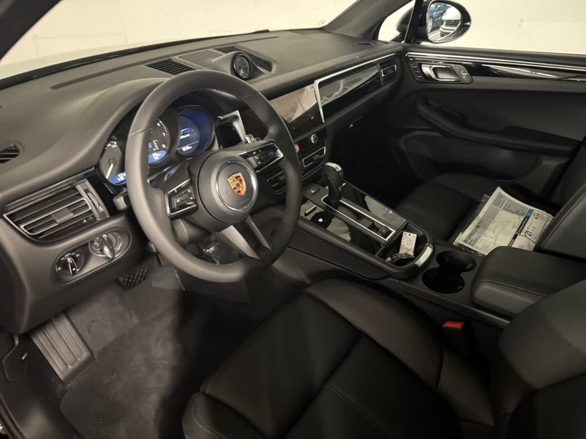 2026 Porsche Macan T photo 4