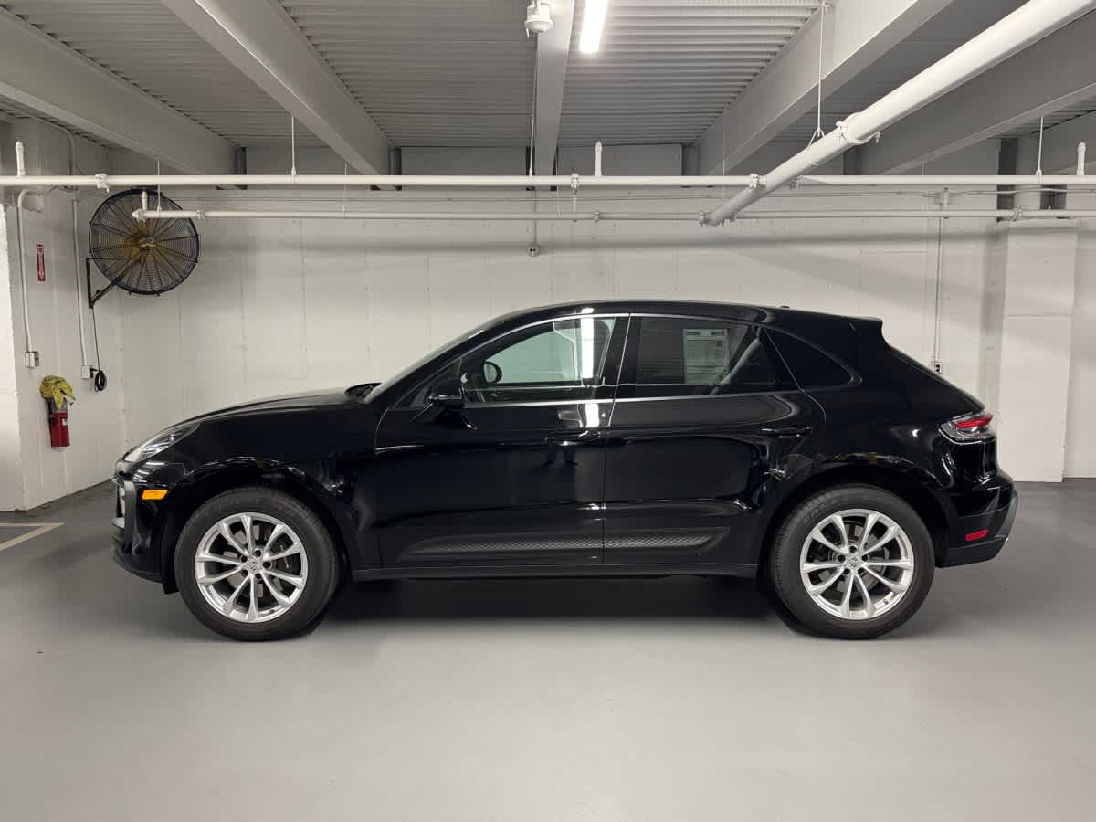 2025 Porsche Macan T photo 2