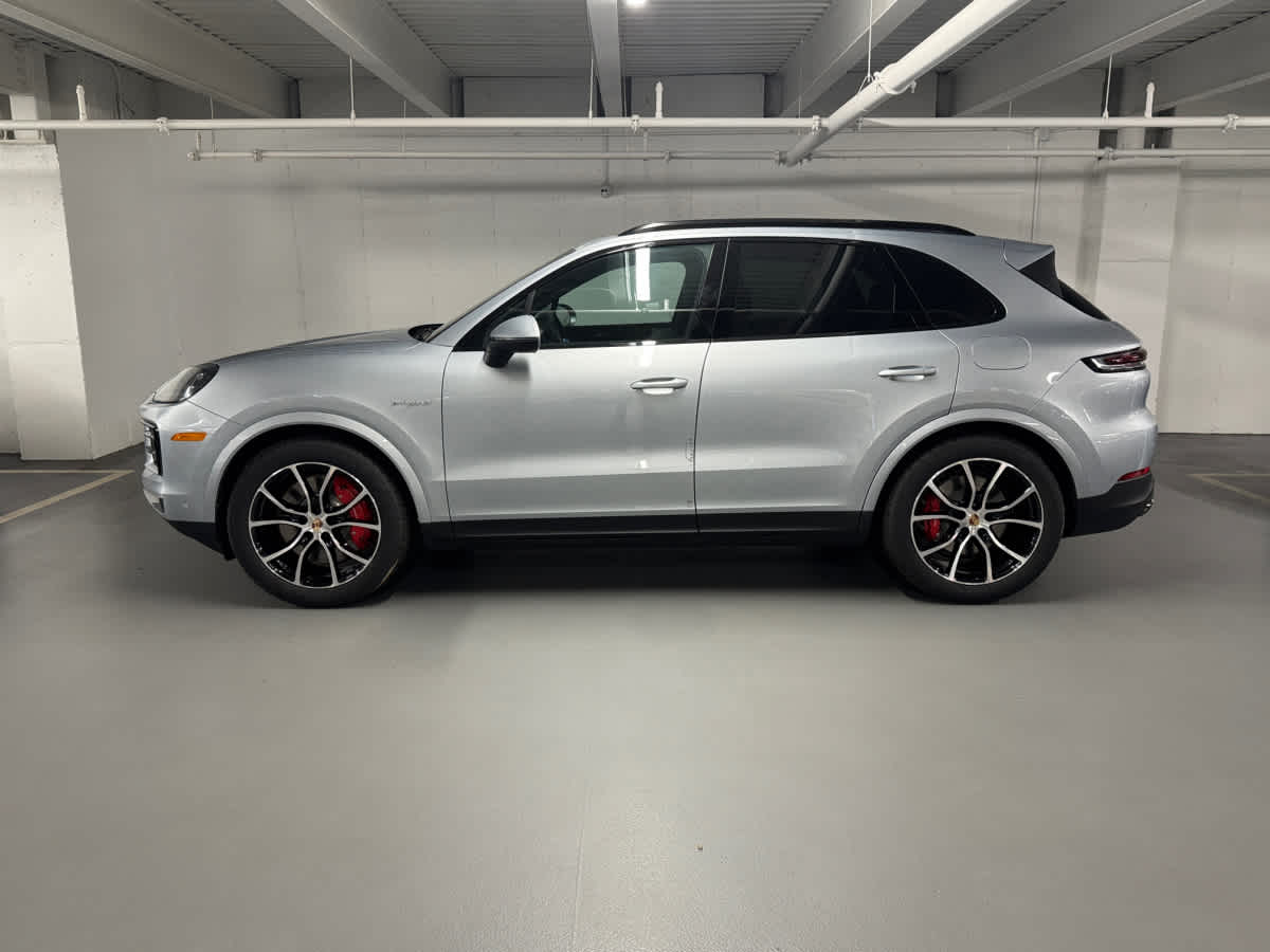 2025 Porsche Cayenne S E-Hybrid photo 2