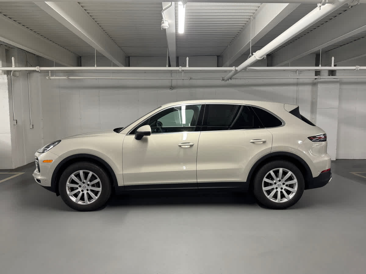 2023 Porsche Cayenne Platinum Edition photo 2