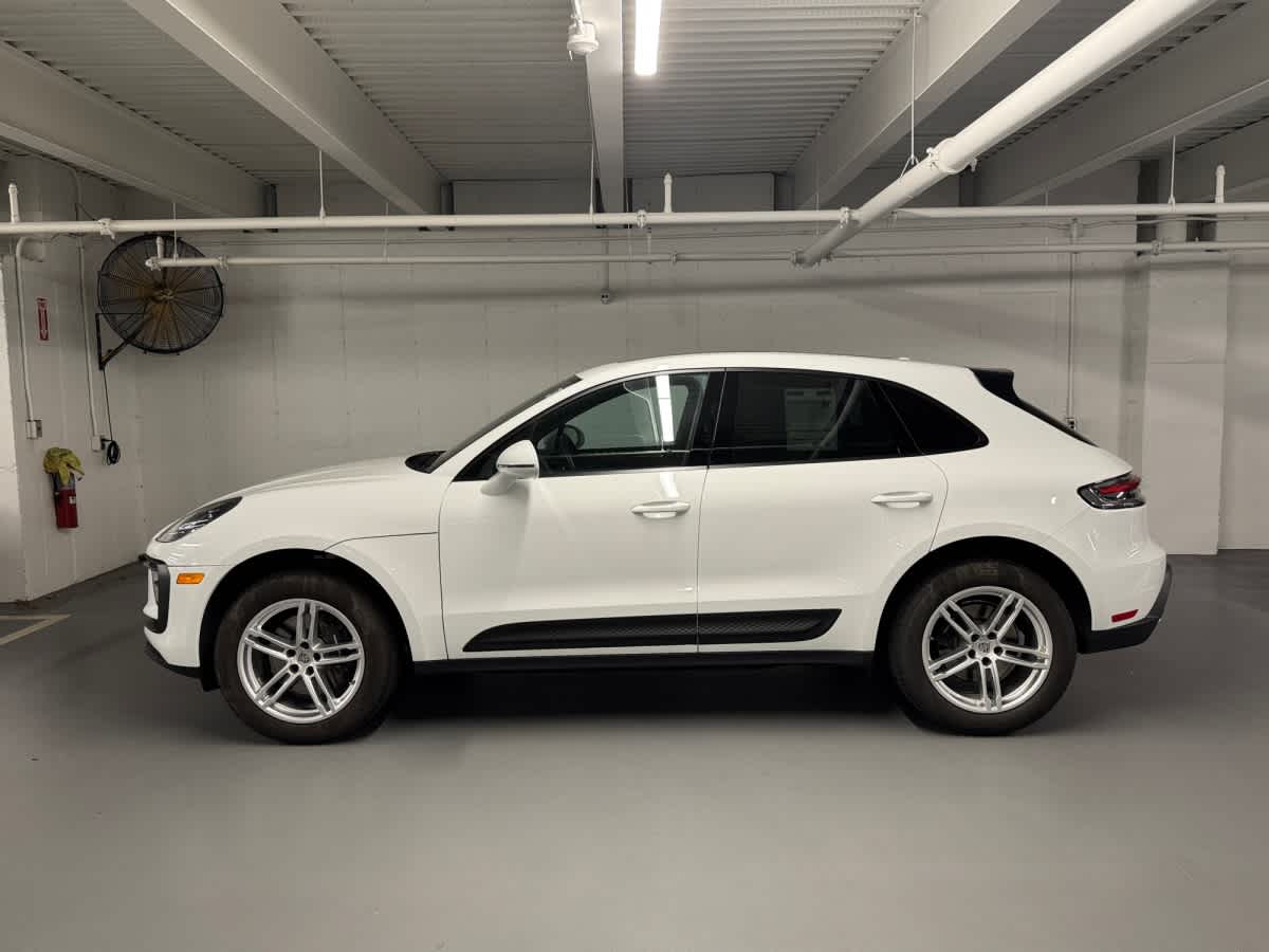 2025 Porsche Macan T photo 2