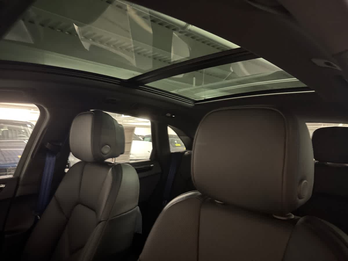 2026 Porsche Macan - Photo 24
