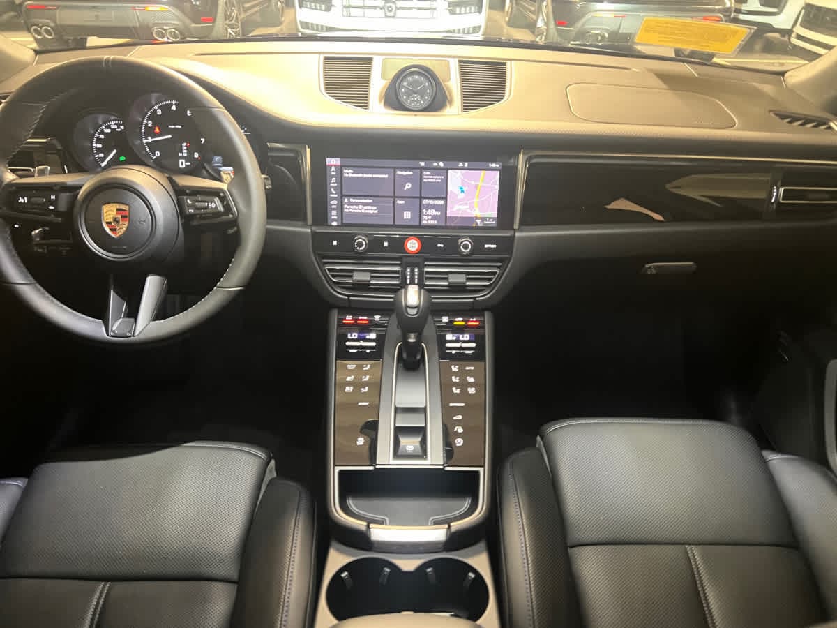 2026 Porsche Macan T - Photo 11