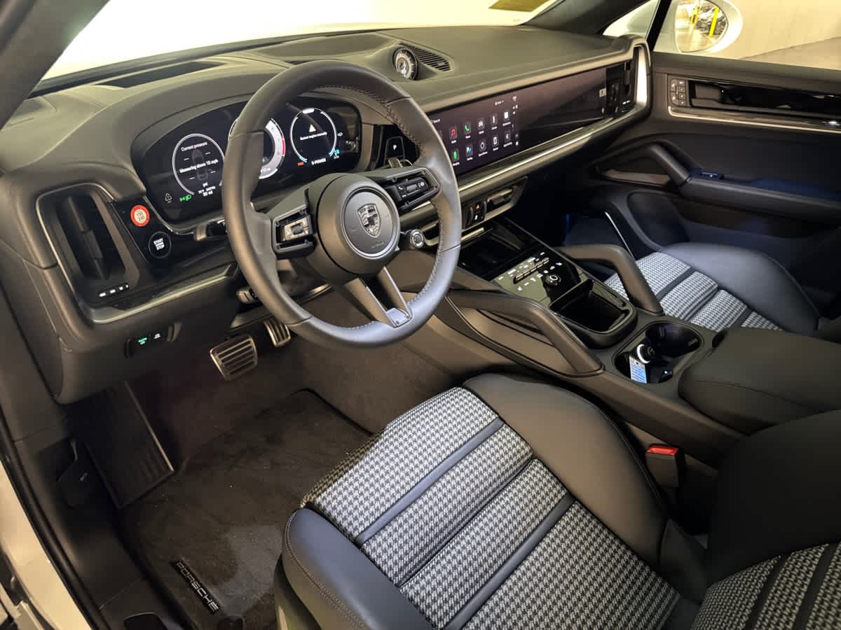 2025 Porsche Cayenne Turbo E-Hybrid photo 4
