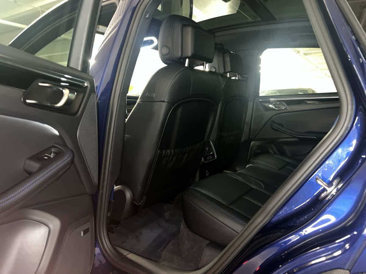 2026 Porsche Macan T - Photo 18