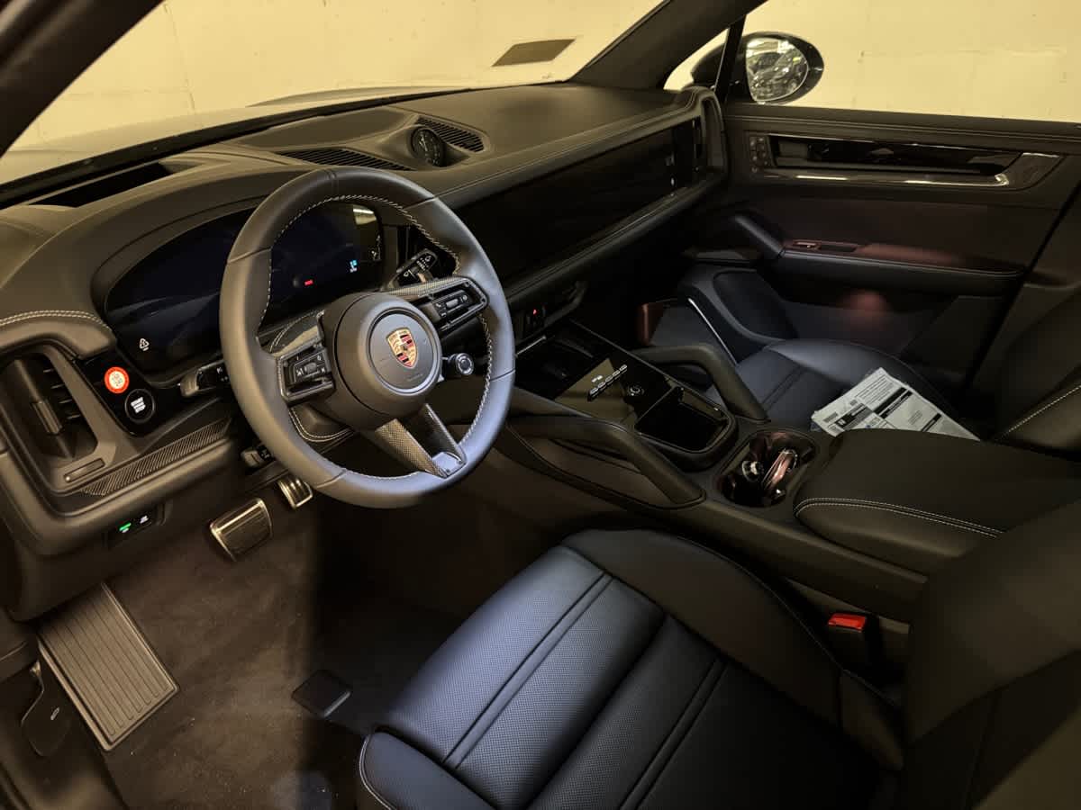 2025 Porsche Cayenne GTS photo 4