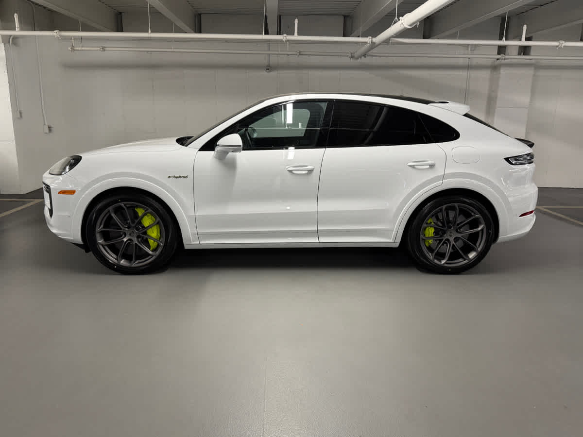 2025 Porsche Cayenne Turbo E-Hybrid photo 2