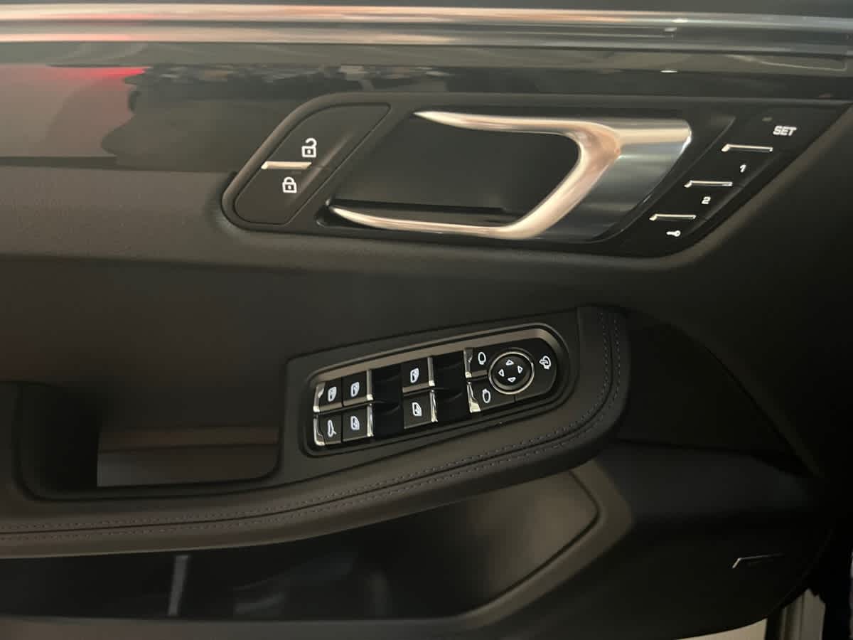 2026 Porsche Macan T - Photo 12