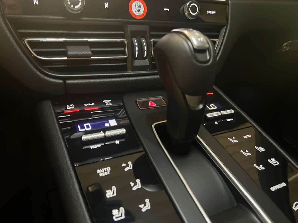 2026 Porsche Macan T - Photo 16