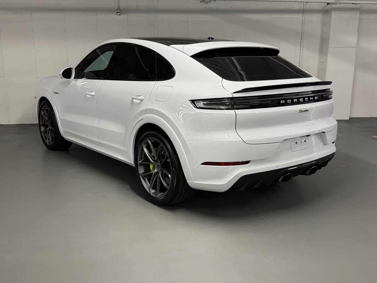 2025 Porsche Cayenne Turbo E-Hybrid photo 3
